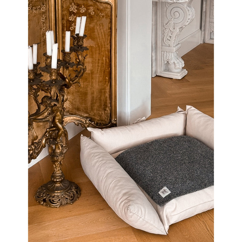 St Pia large cotton-blend pet blanket, UK version