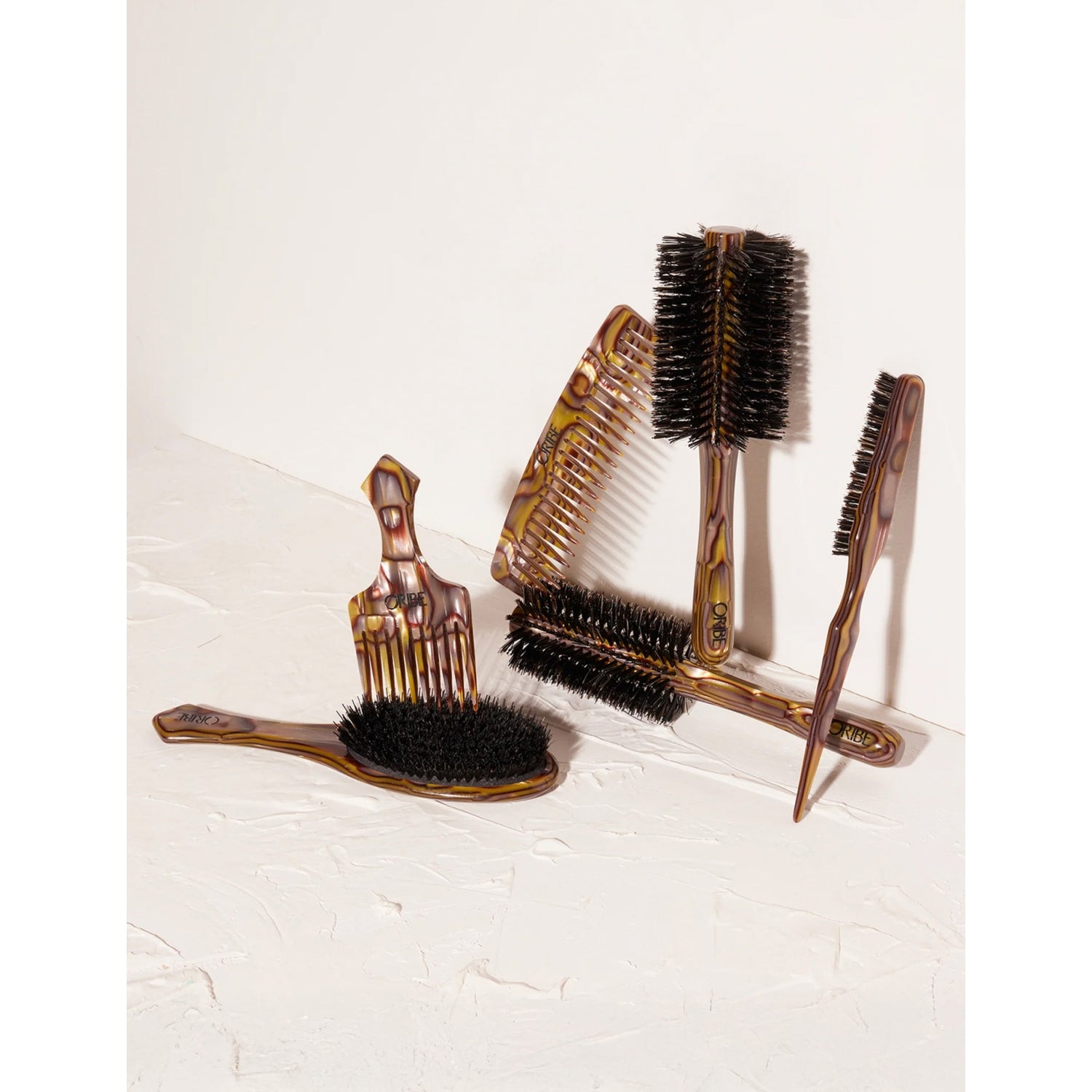 Oribe marbled medium round hairbrush (British brand)