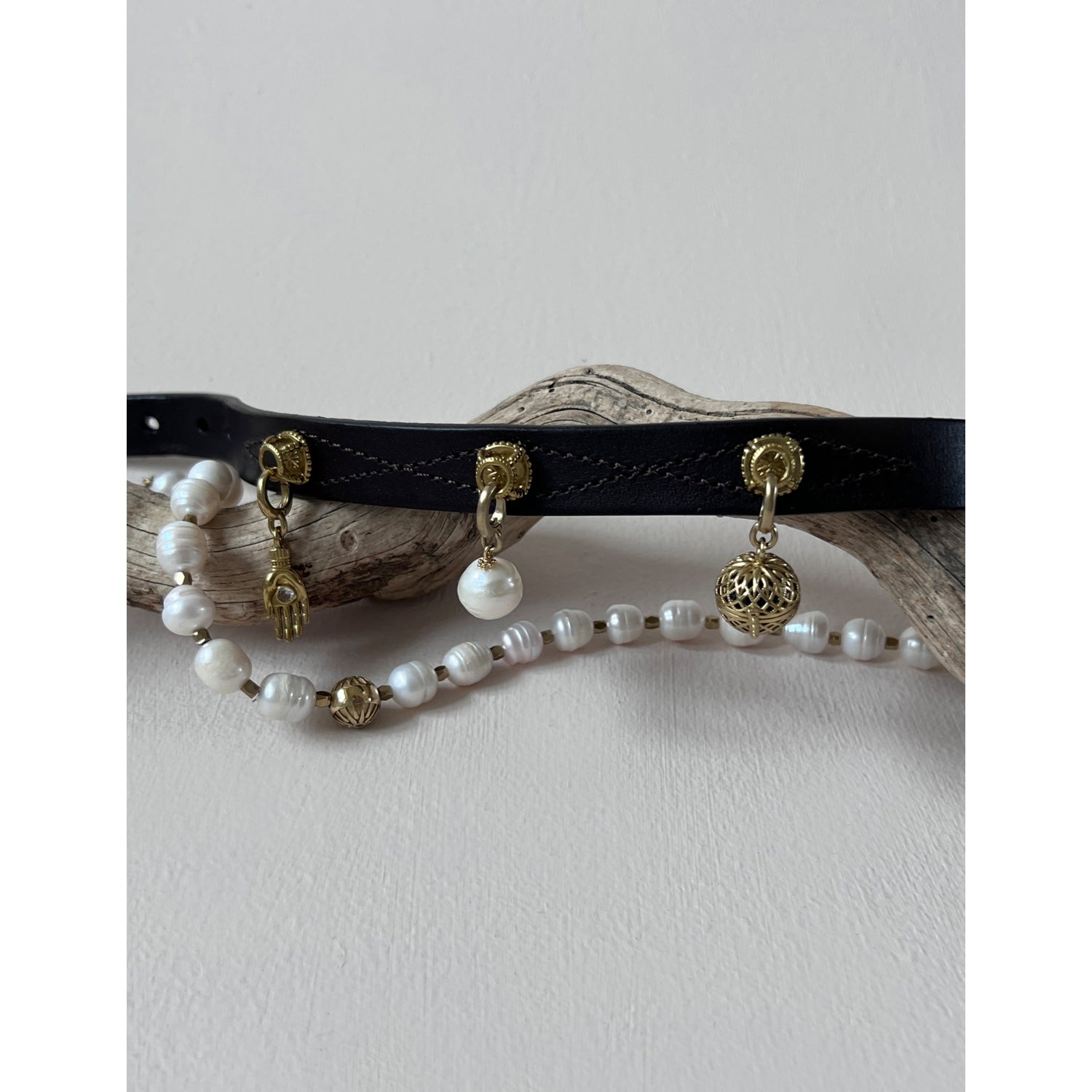 Unleash Cph Balance medium brass and freshwater pearl dog necklace - British product