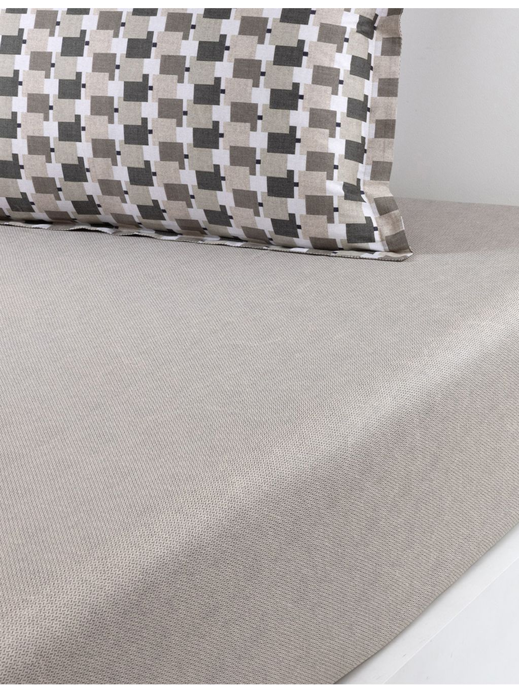 BOSS Lucio cotton-sateen fitted sheet (British brand)