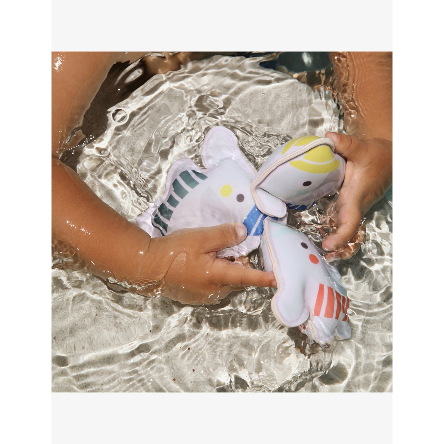 SUNNYLiFE set of three elephant dive buddies for pool, UK version