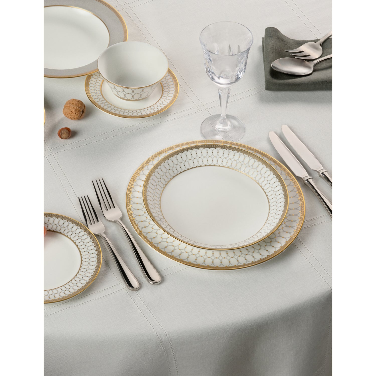 Wedgwood Renaissance Grey bone china deep plate 27cm - British product