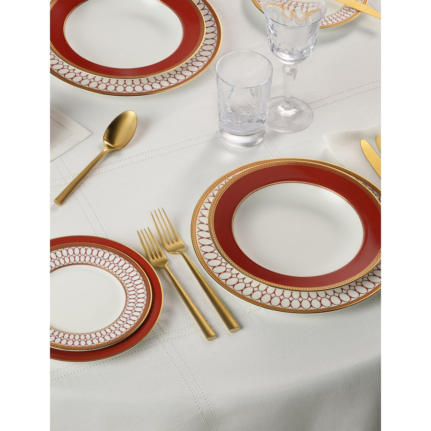 Wedgwood Renaissance Red bone china deep plate 27cm - British product