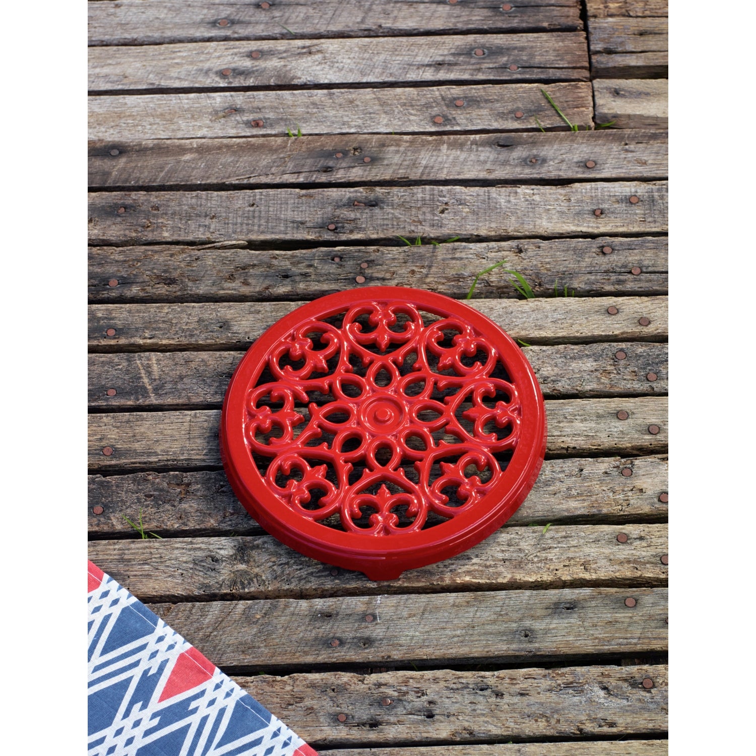 Staub cast iron trivet lily design 23cm - British product