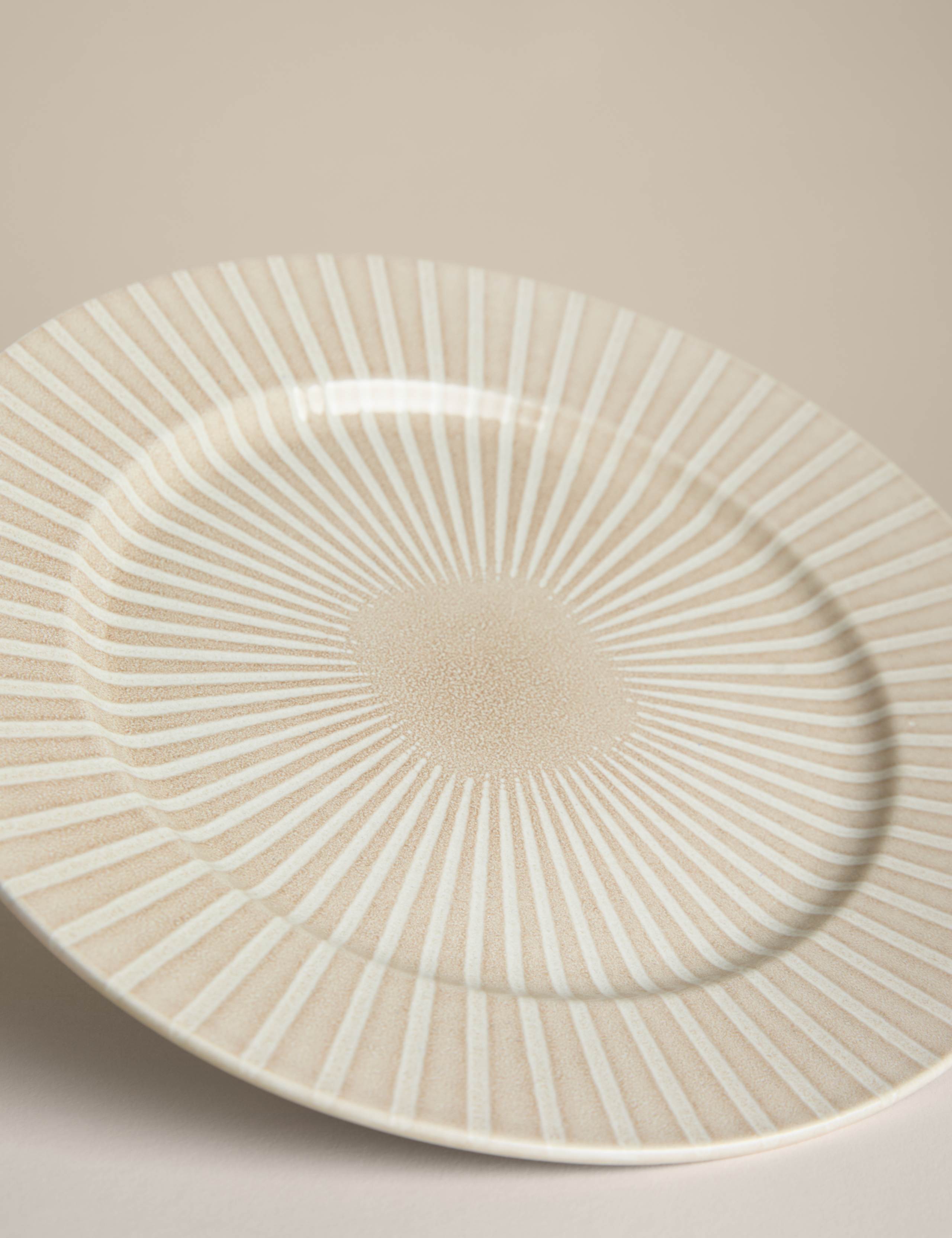 Reactive stripe dinner plate 28 cm, imported from the UK