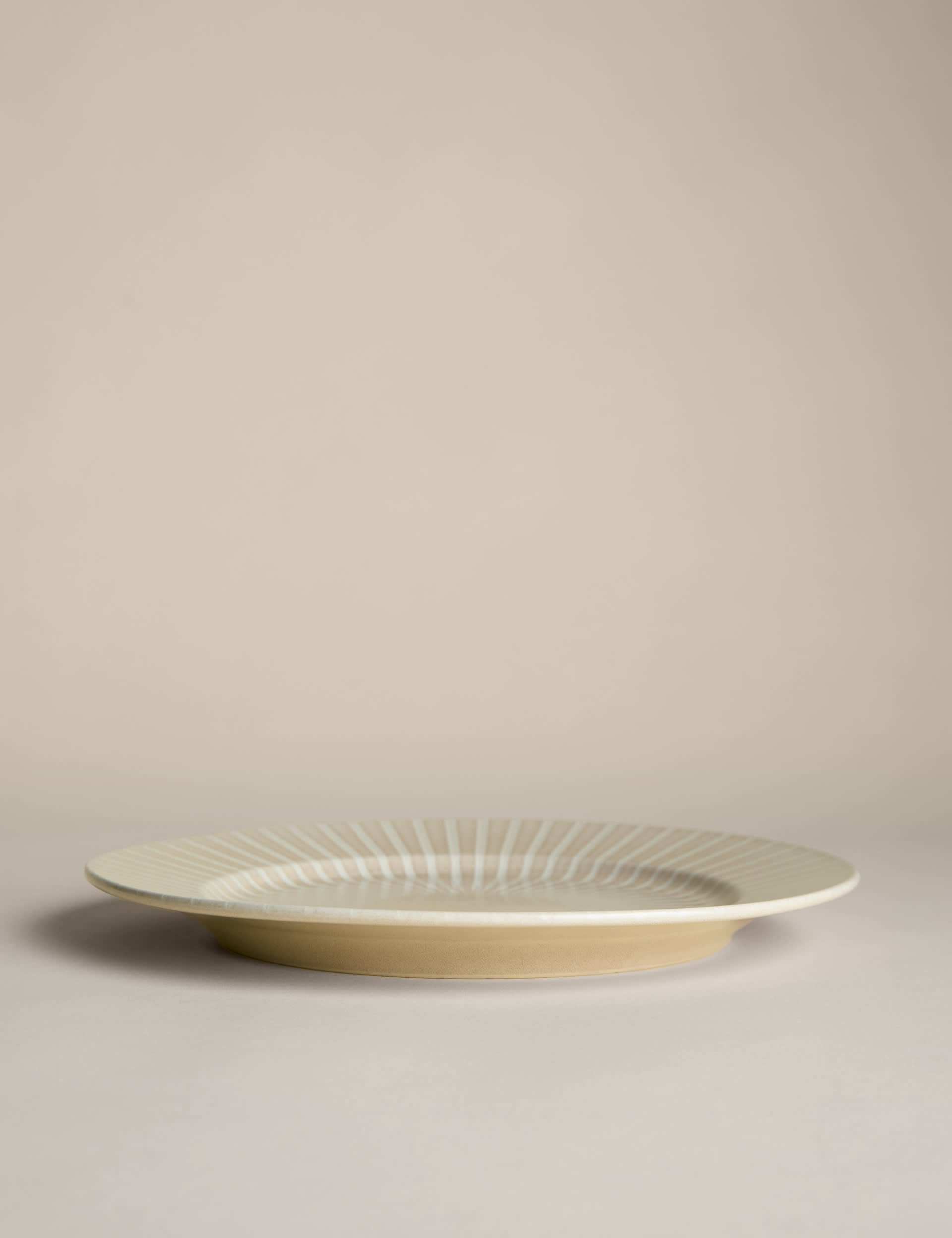 Reactive stripe dinner plate 28 cm, imported from the UK