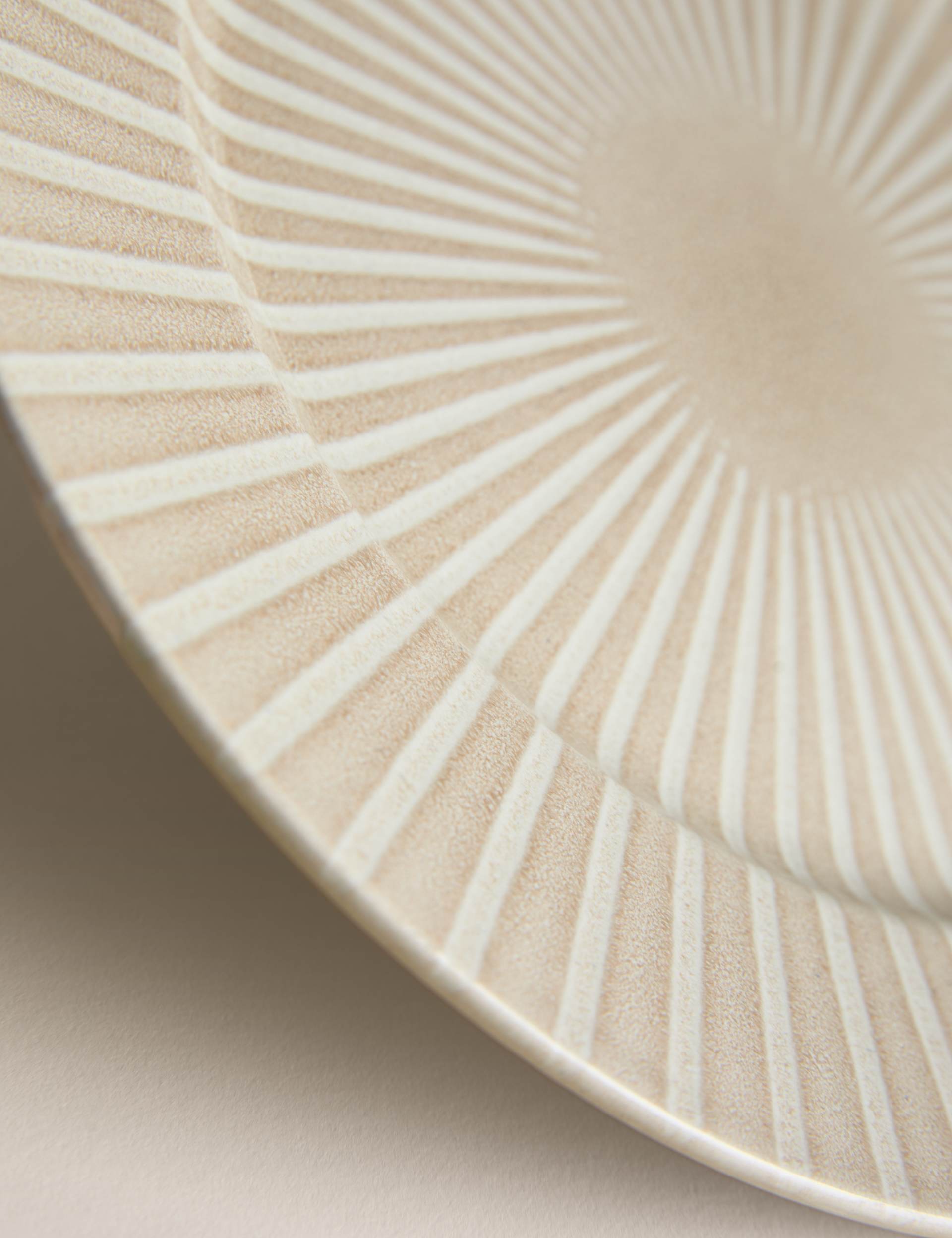 Reactive stripe dinner plate 28 cm, imported from the UK