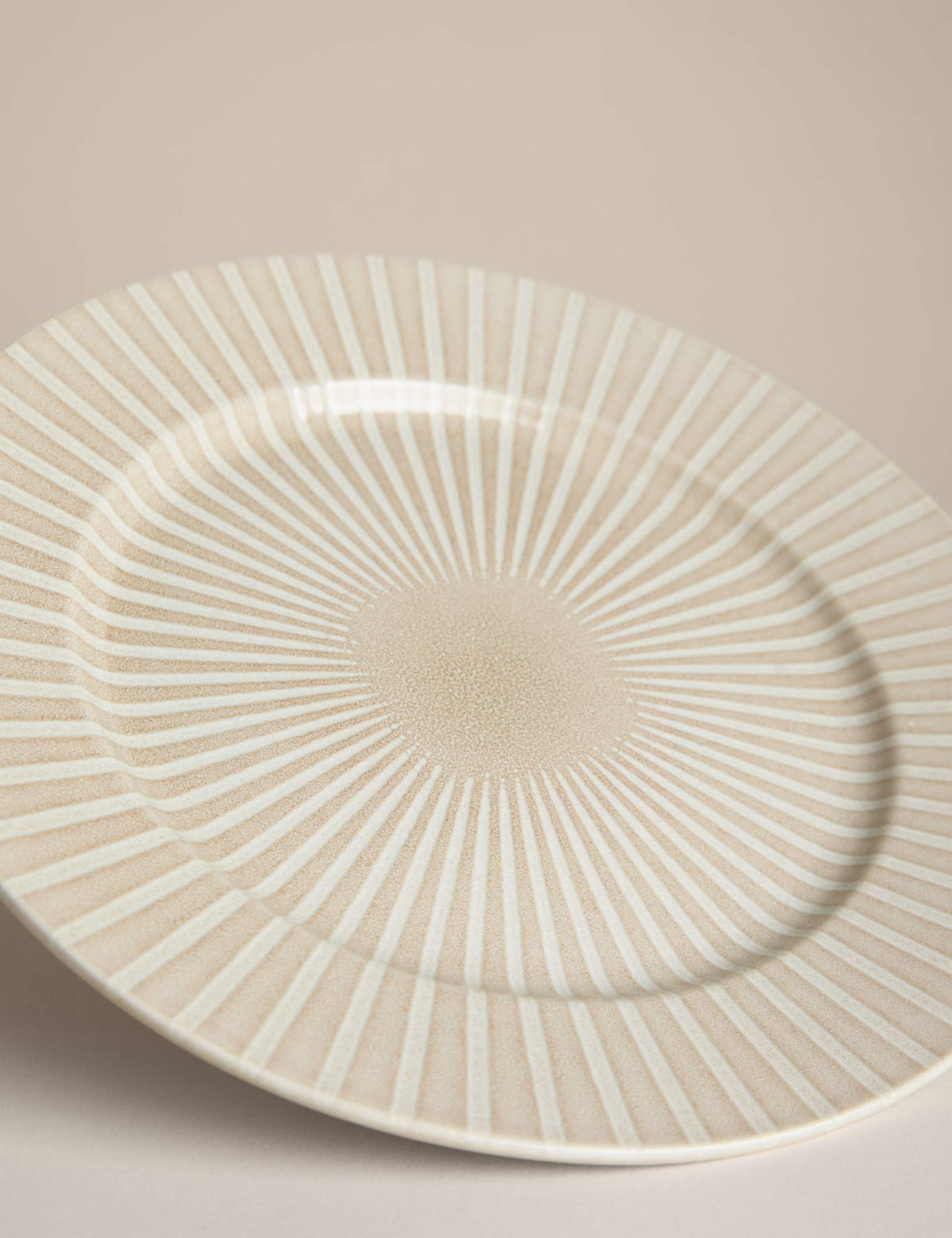 Reactive stripe dinner plate 28 cm, imported from the UK