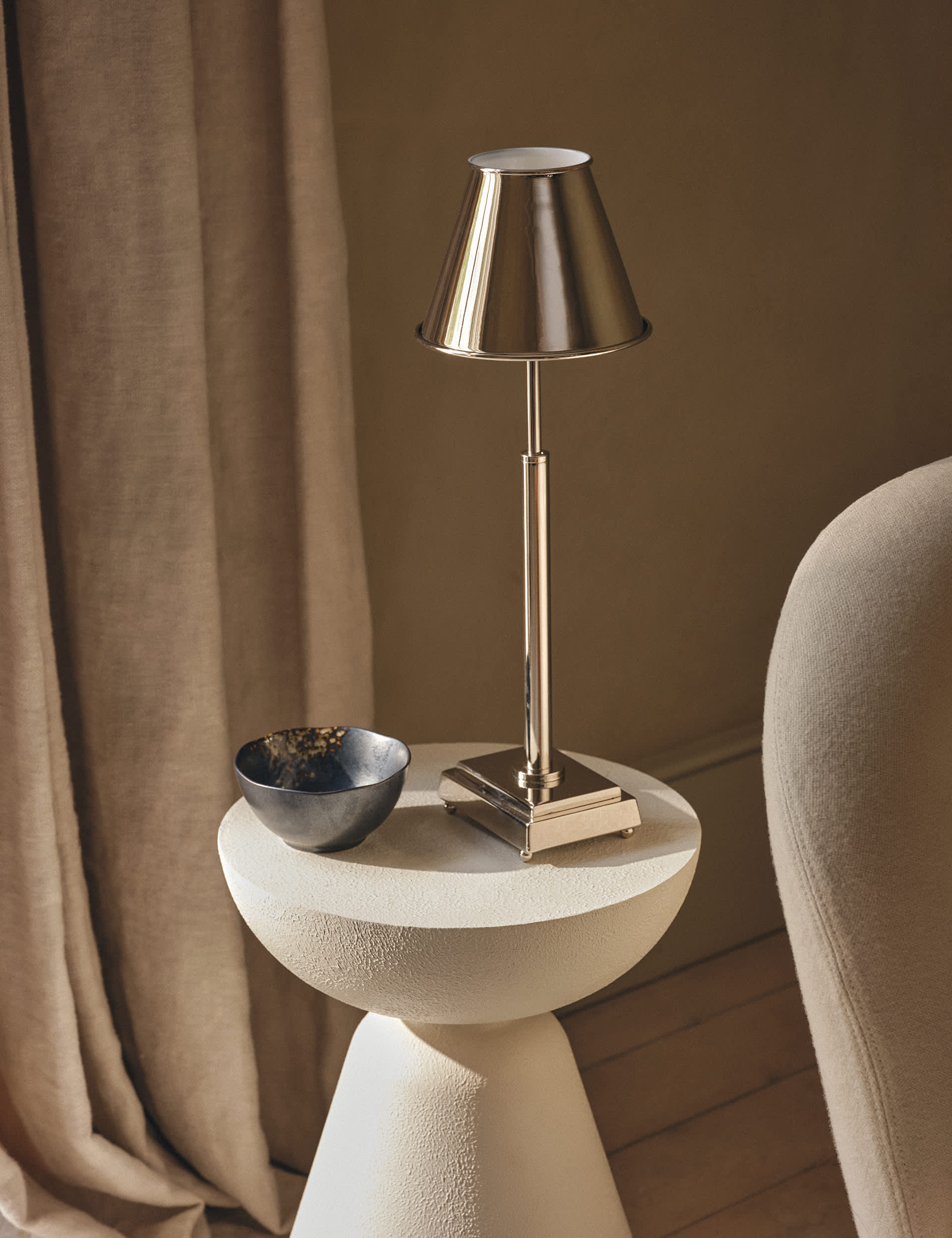 Rechargeable metal table lamp with USB-C design, UK version