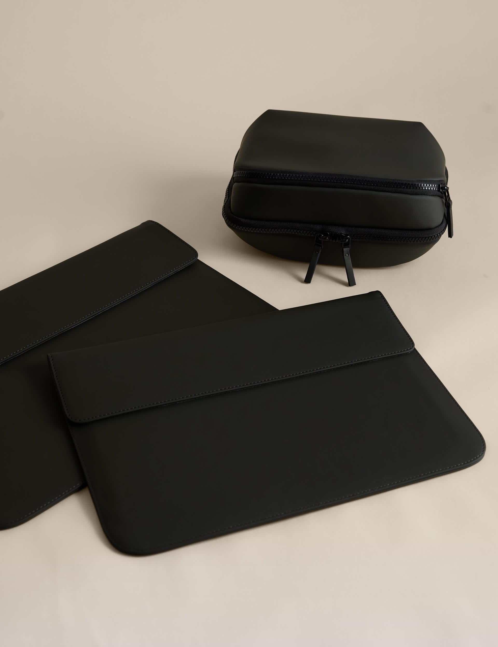 Rubberised travel tech organiser with compartments and secure zip fastenings, UK version