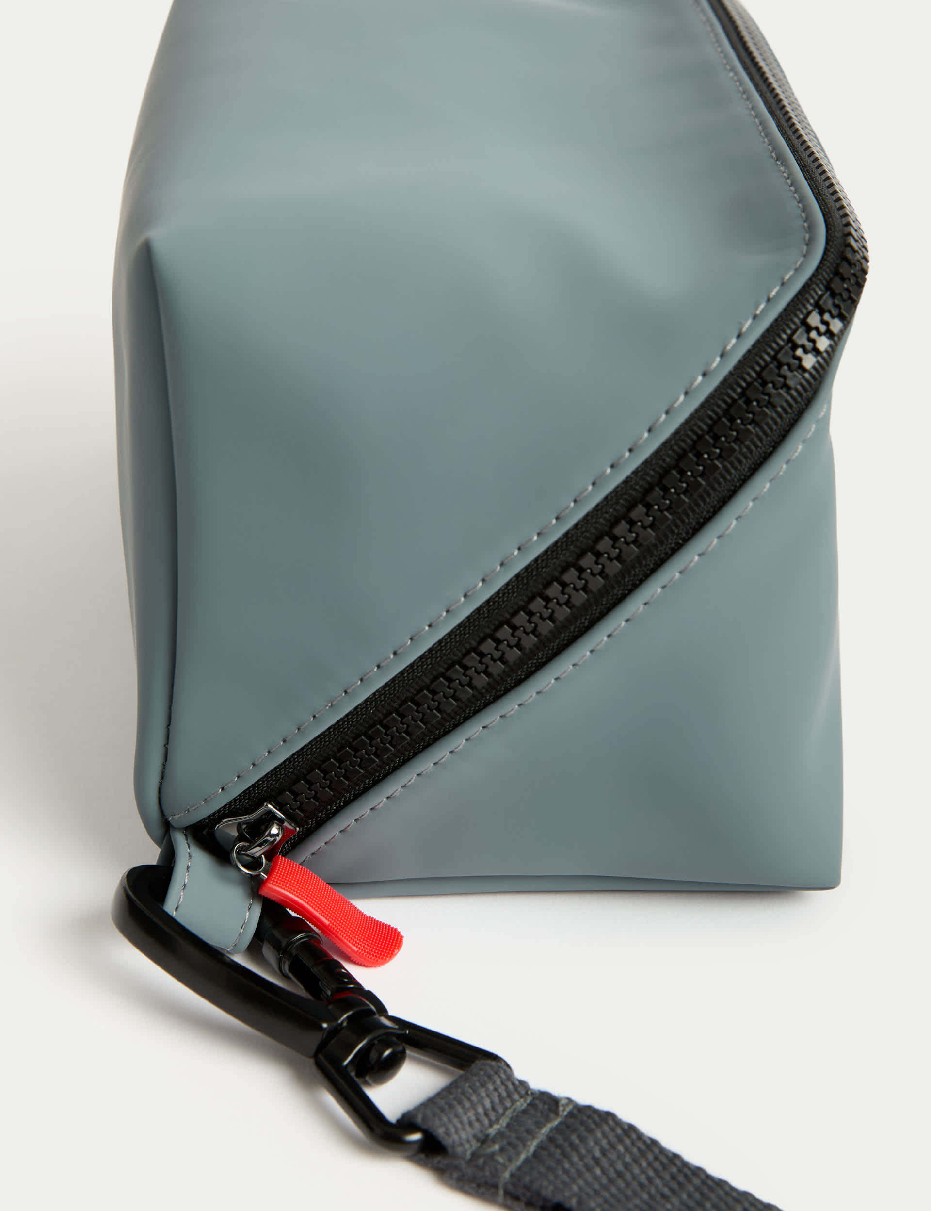 Wide opening travel wash bag faux leather (British brand)