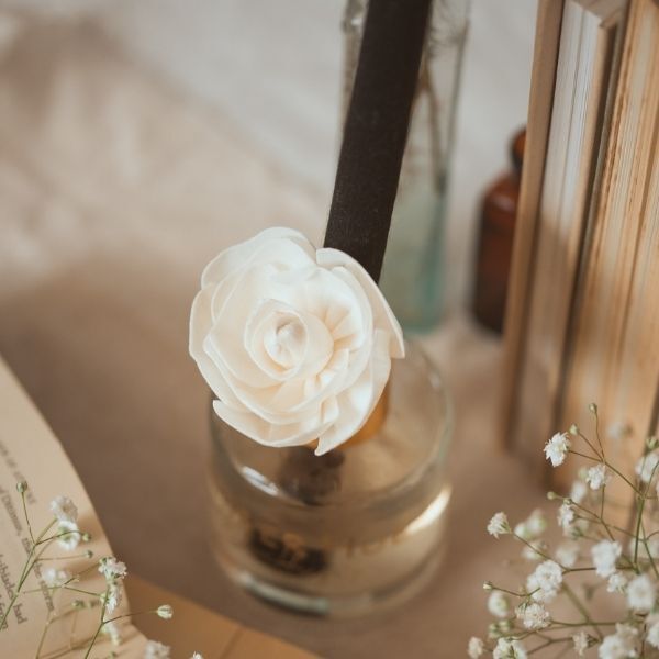 Amber Hue Candles - Sweet Berries & Lilies - Reed Diffuser - 100ml