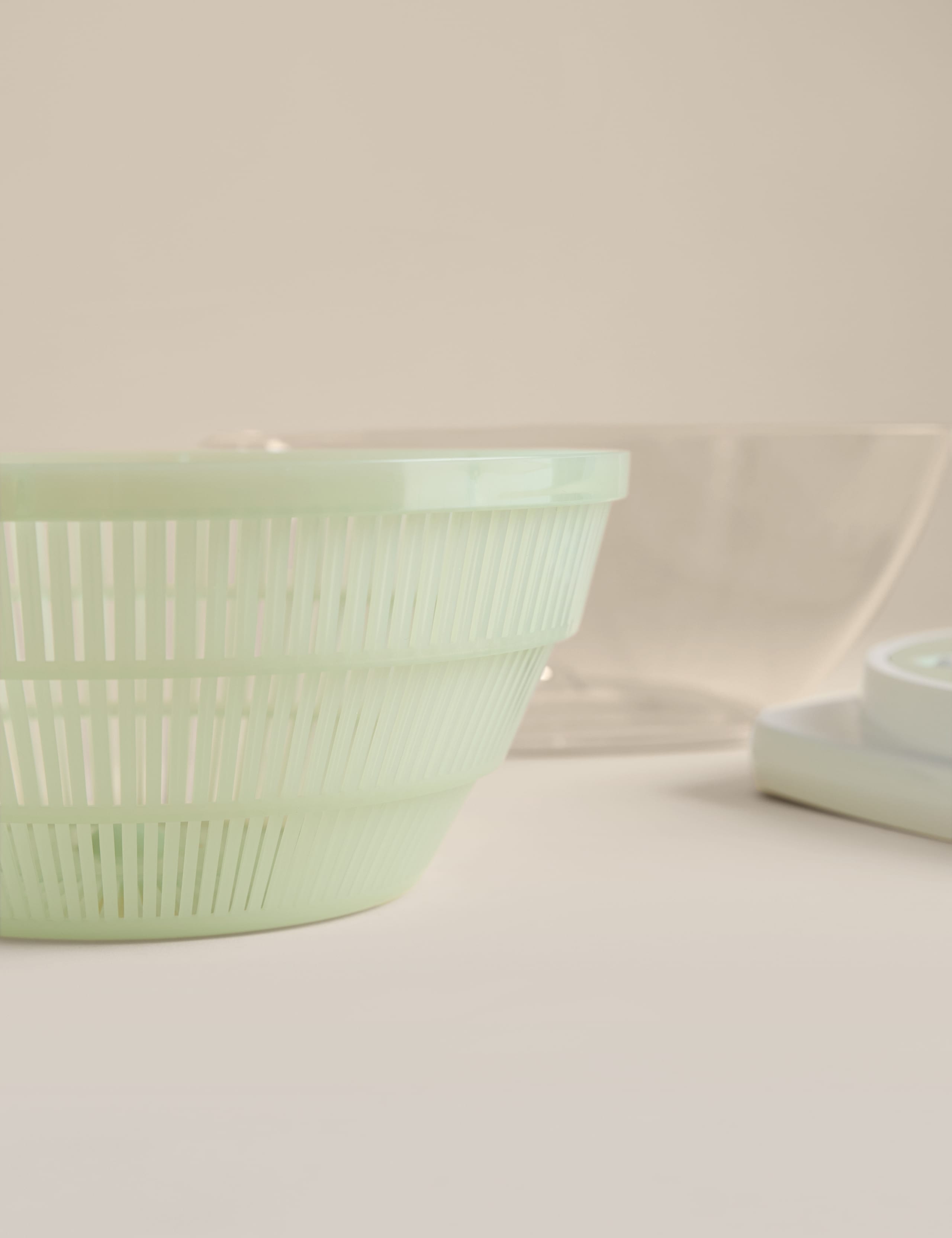 Salad spinner with one-handed sliding design, imported from the UK
