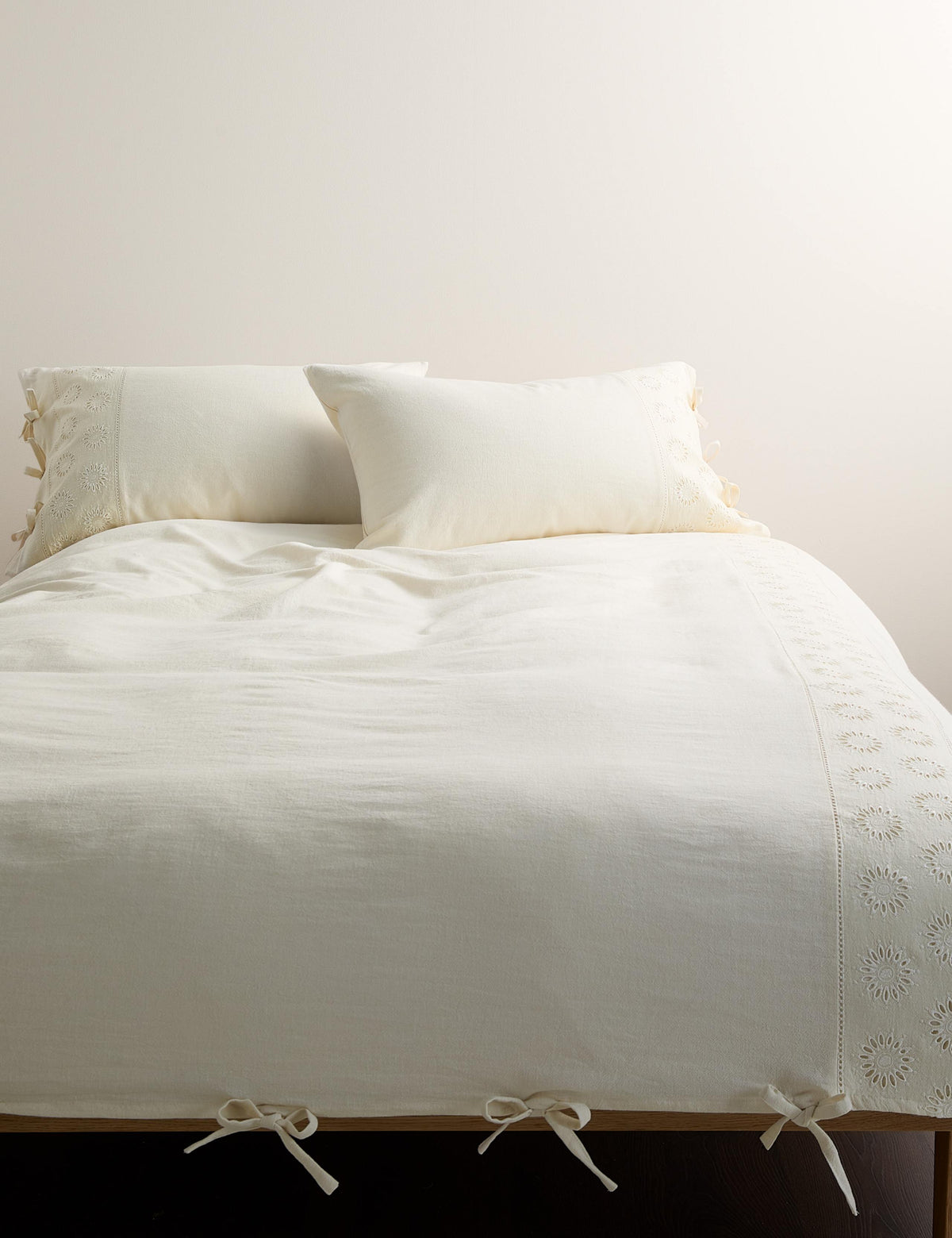 Schiffli embroidered panel bedding set with linen cotton blend, UK version