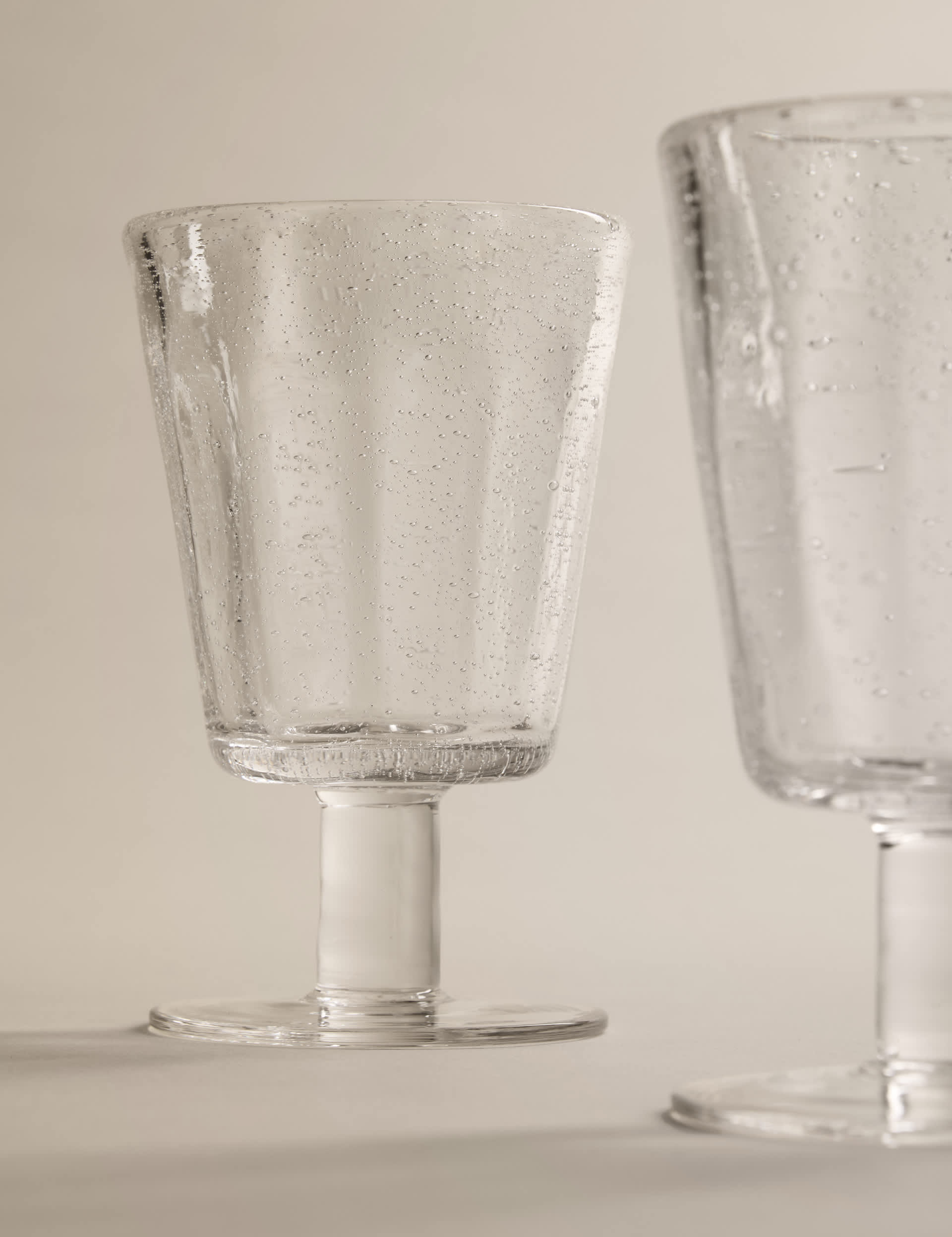 Bubble wine glasses set of 2 with captured bubbles, UK version