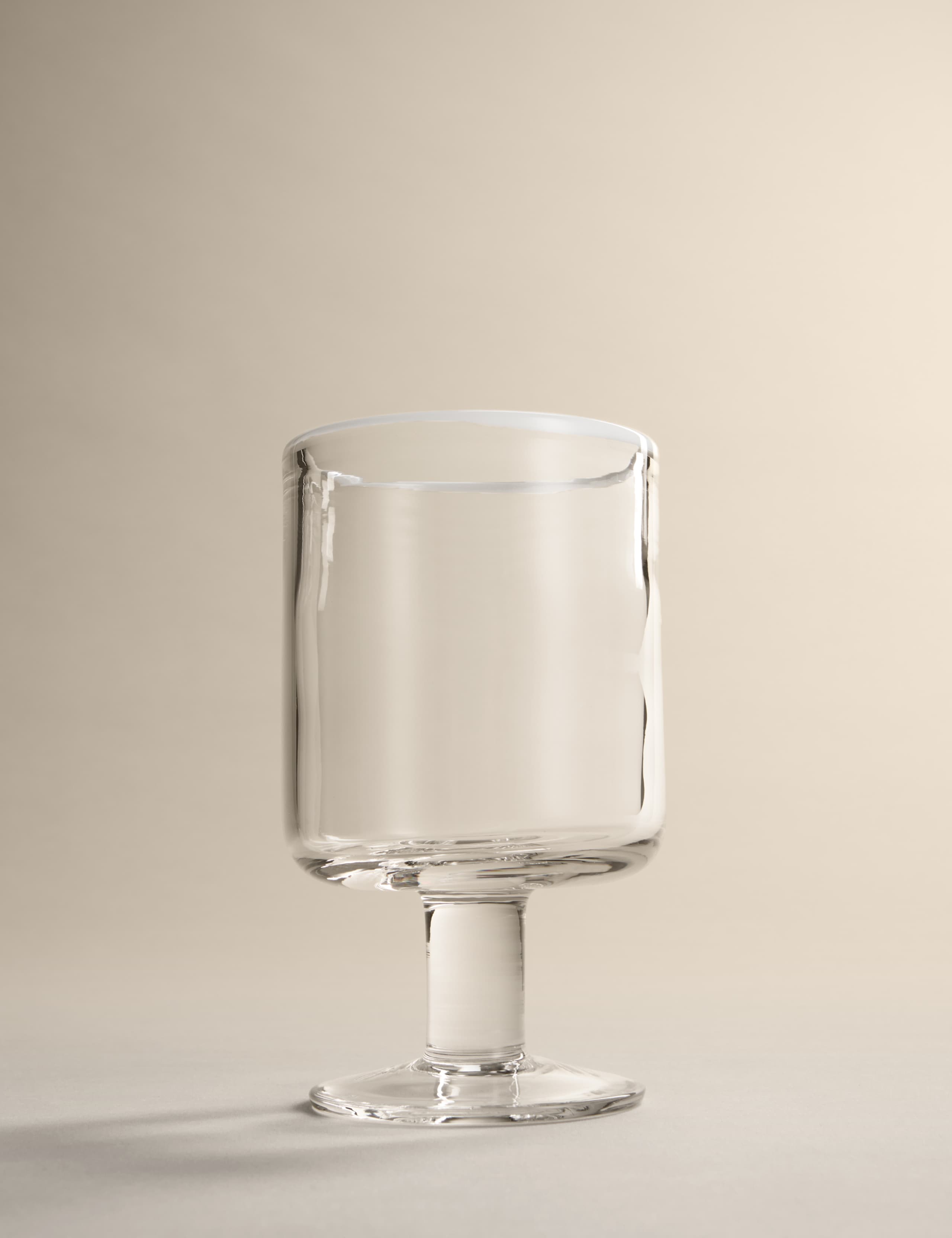 Set of 2 contrast rim wine glasses British product