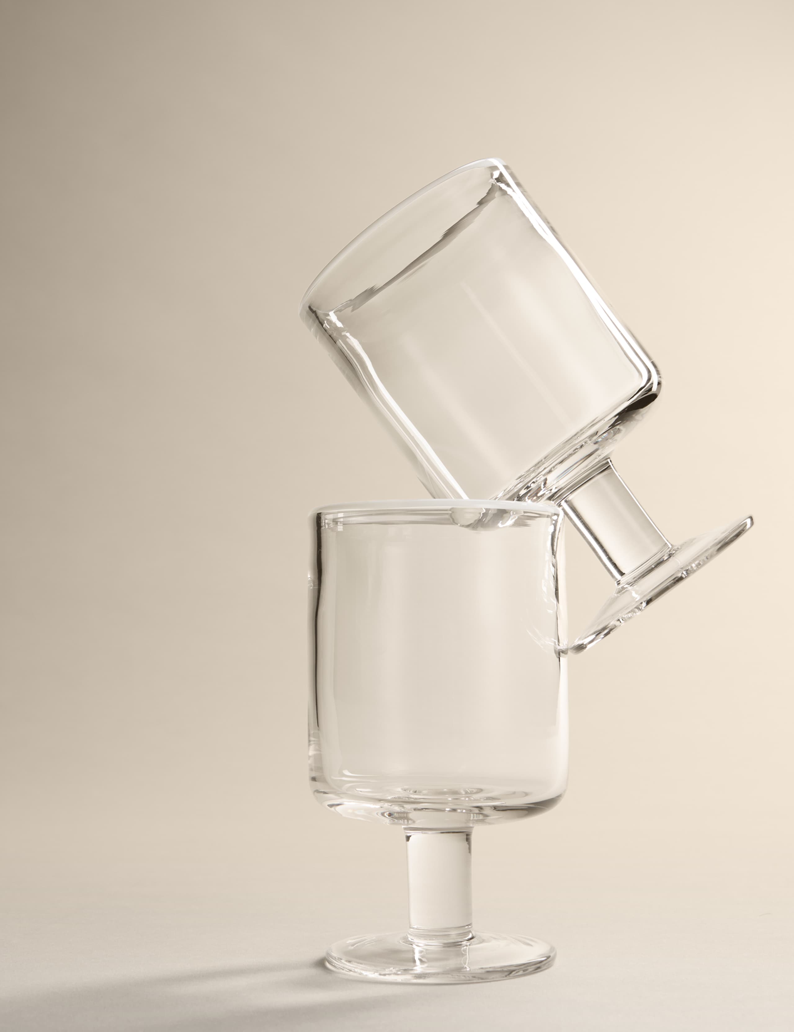 Set of 2 contrast rim wine glasses British product