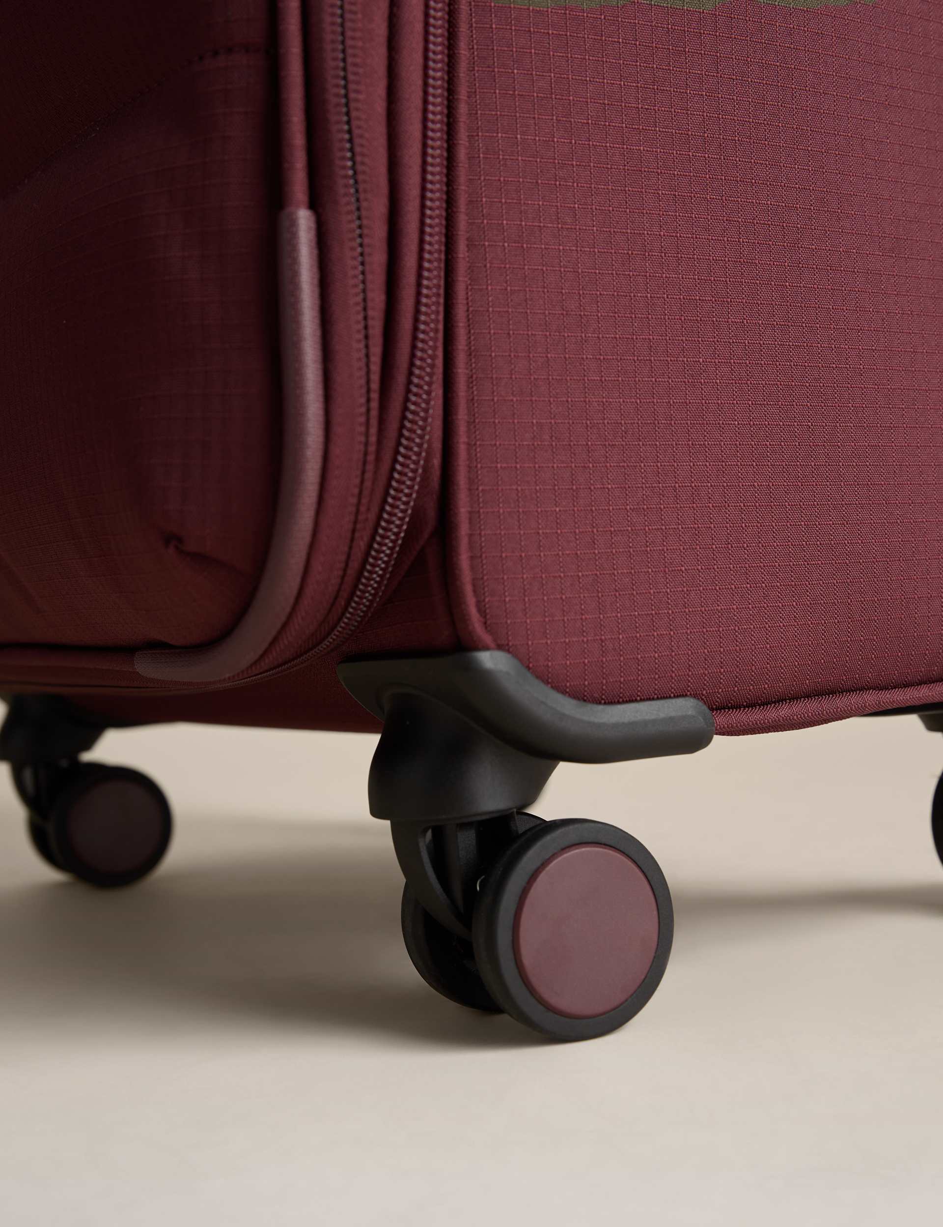 Geneva 3-piece soft suitcase set with 4 wheels, UK version