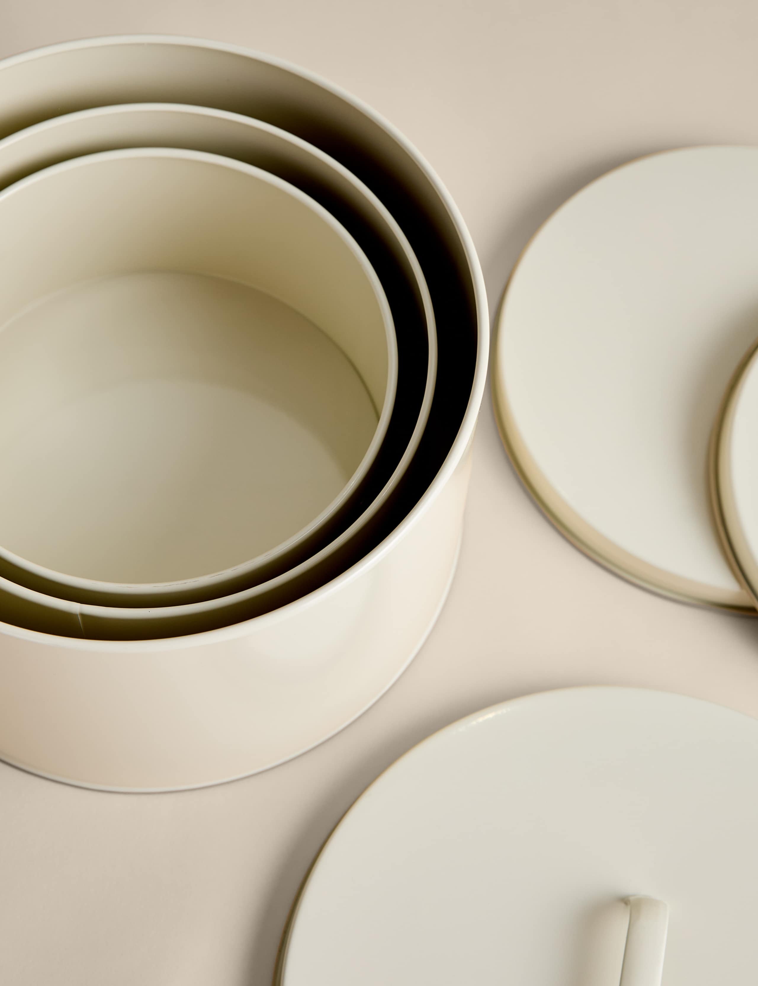 Metal cake tins set of three with lids - British product