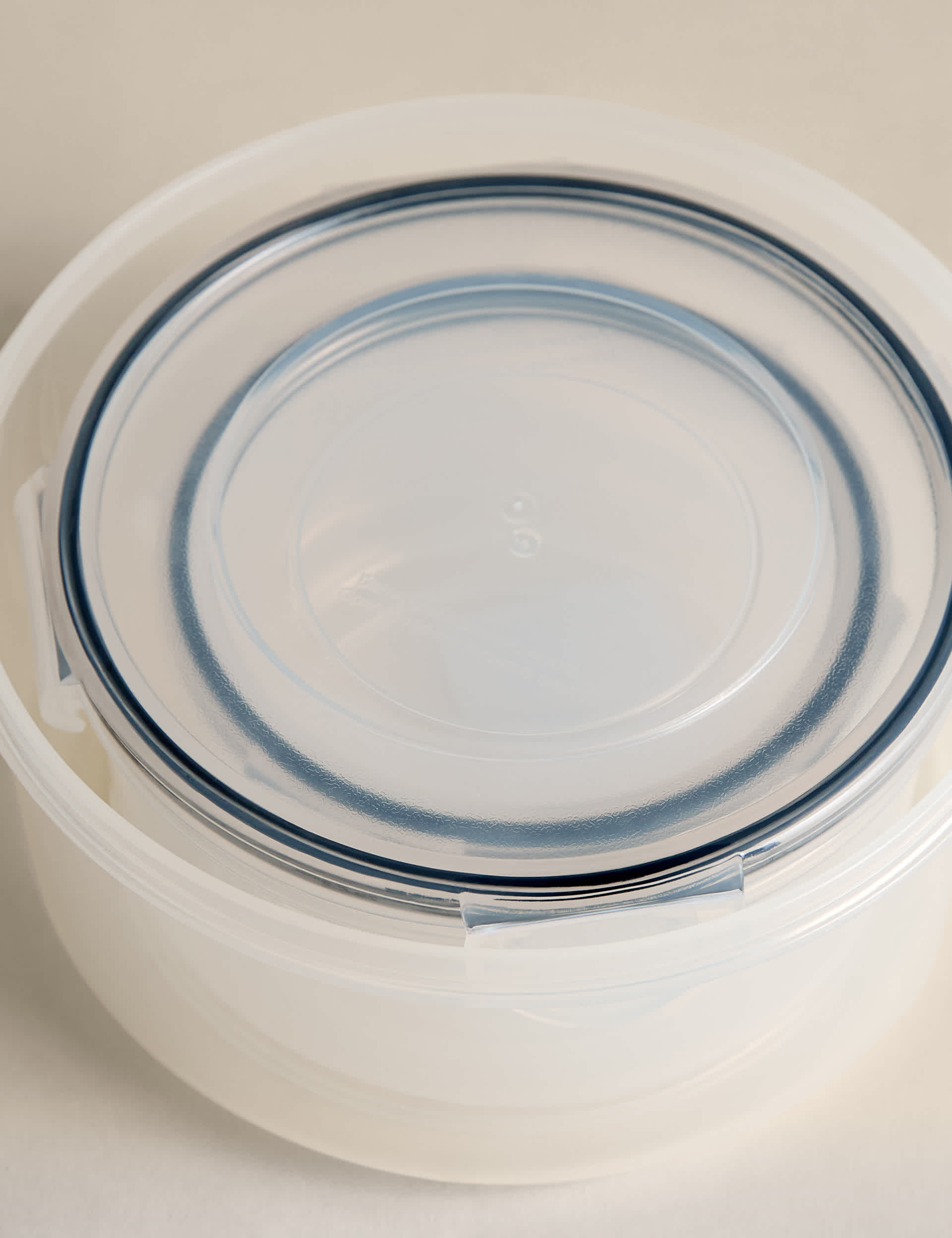 Set of three round clip storage containers 1.5L 800ml 400ml (British brand)
