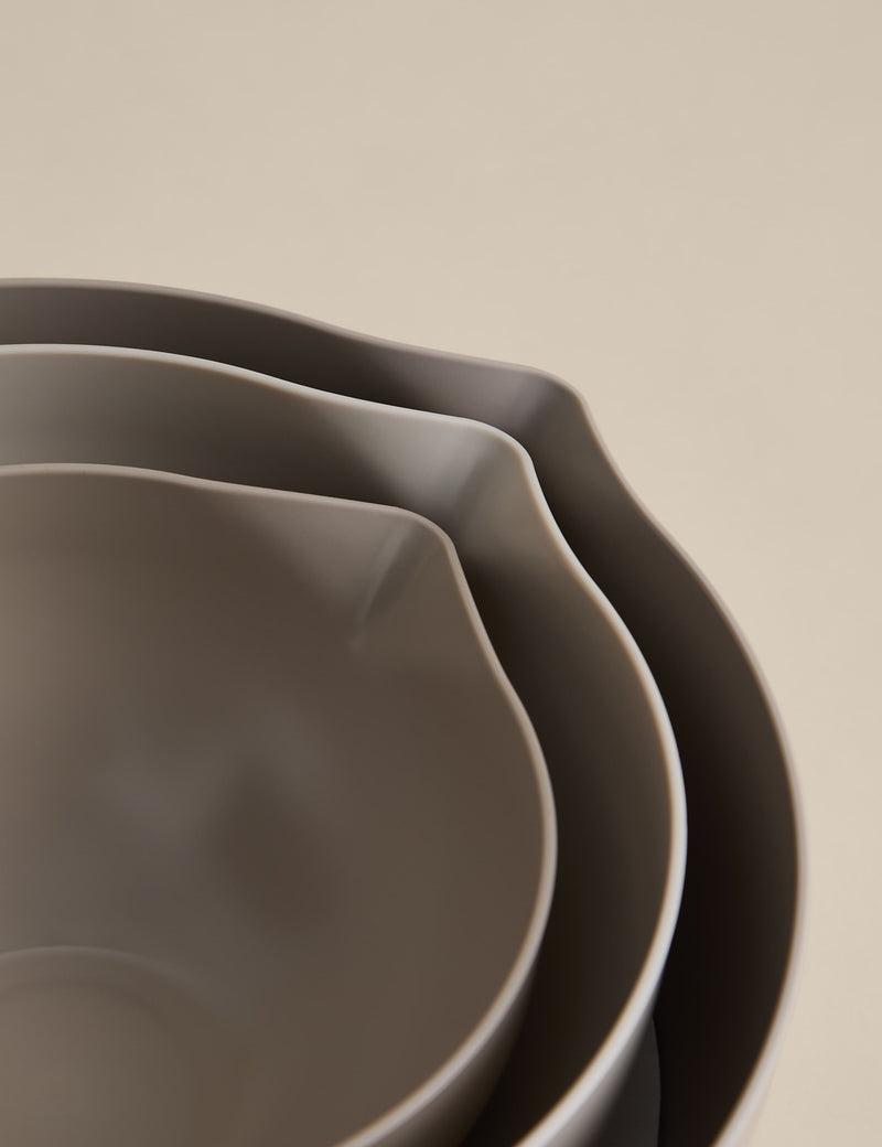 Set of 3 stacking mixing bowls with pouring spout - British product