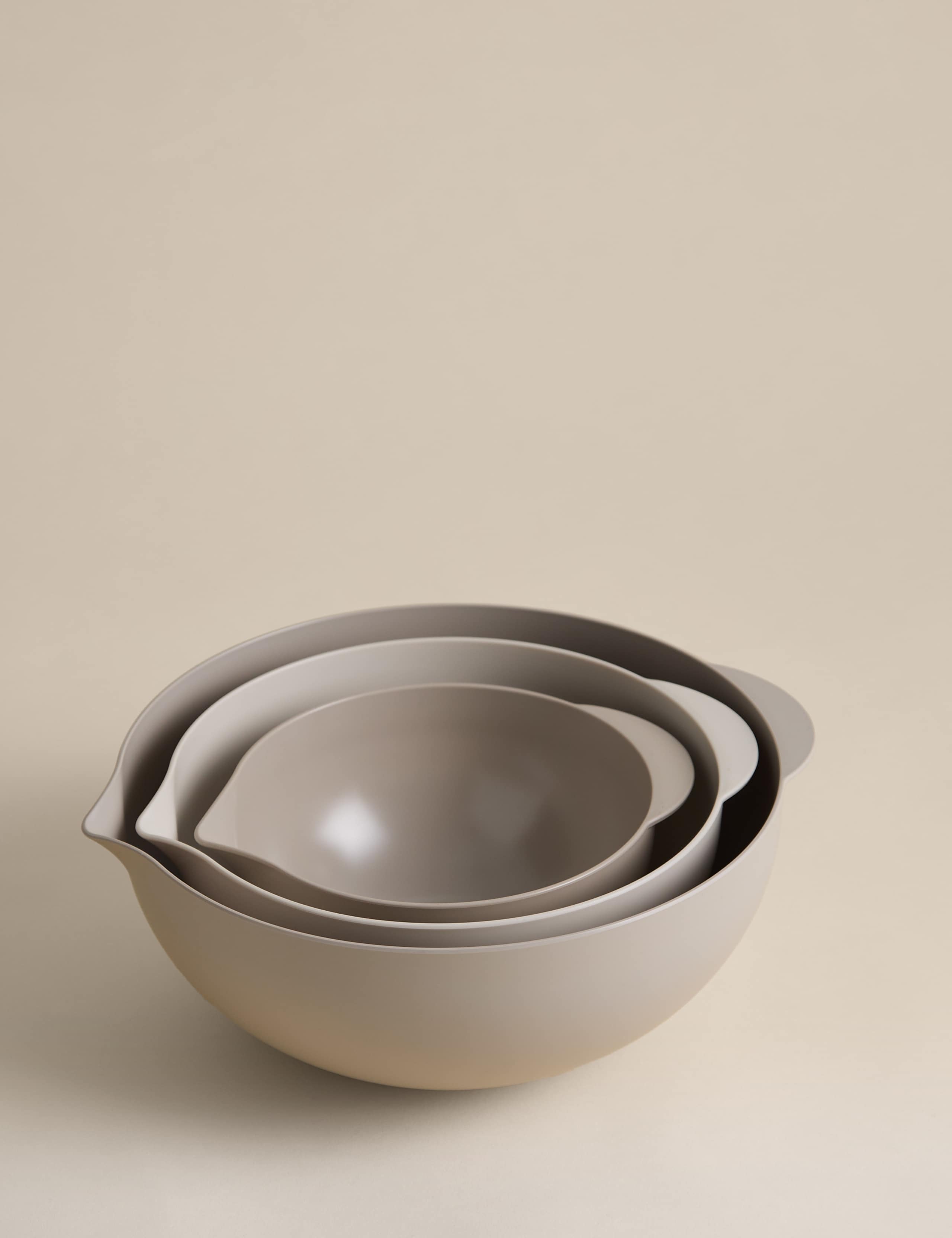 Set of 3 stacking mixing bowls with pouring spout - British product