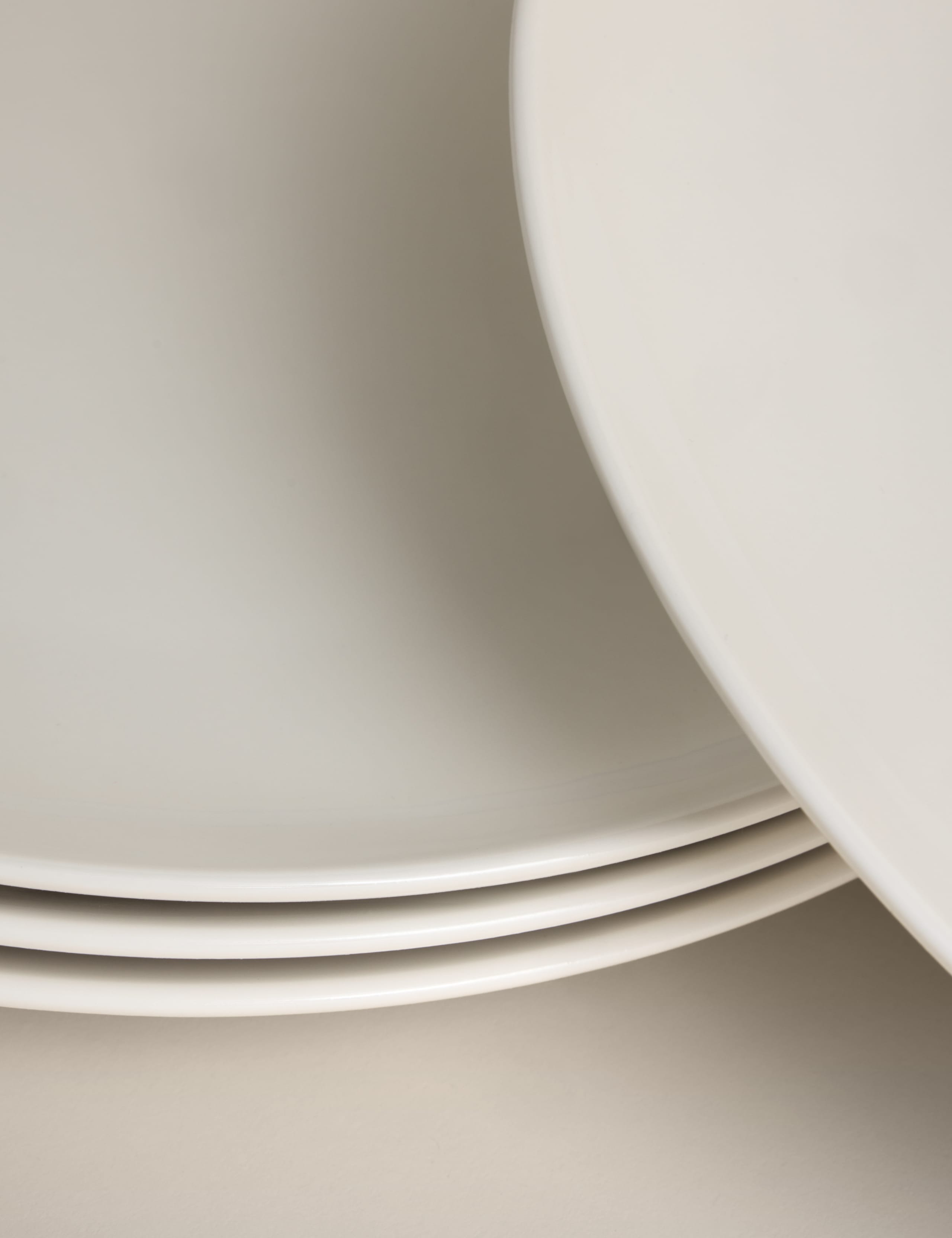 Set of four porcelain dinner plates from the UK - British product
