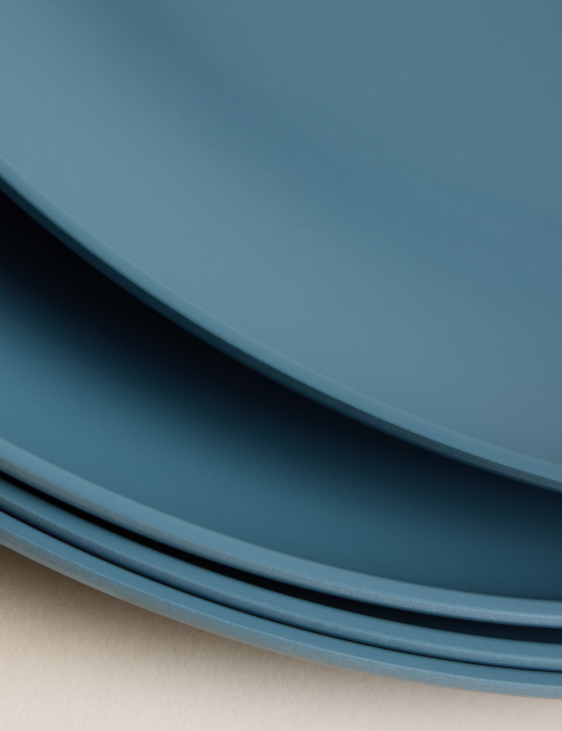 Plastic picnic dinner plates set of 4, imported from the UK