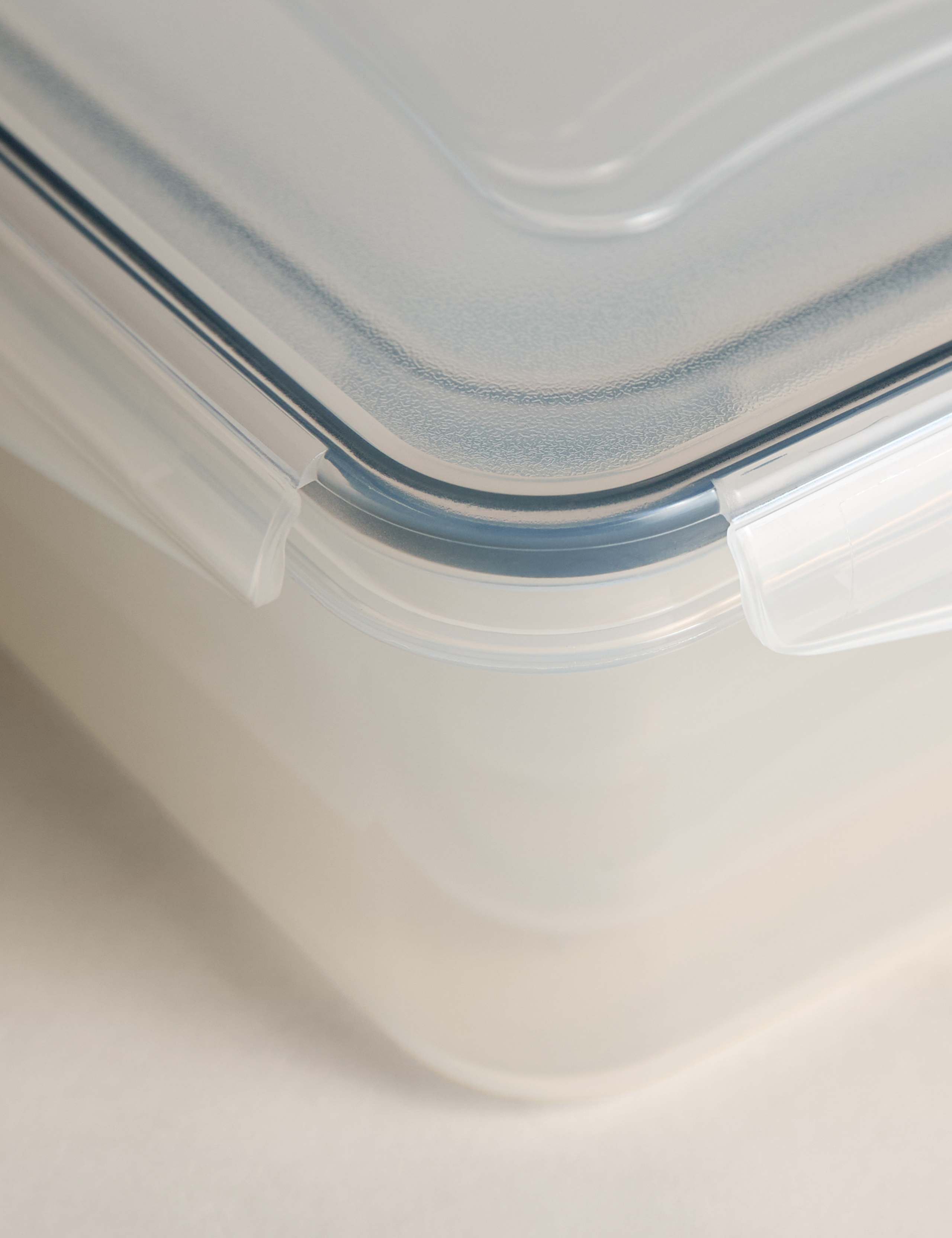 Set of 5 kitchen storage tubs with clip lids and various sizes (British brand)