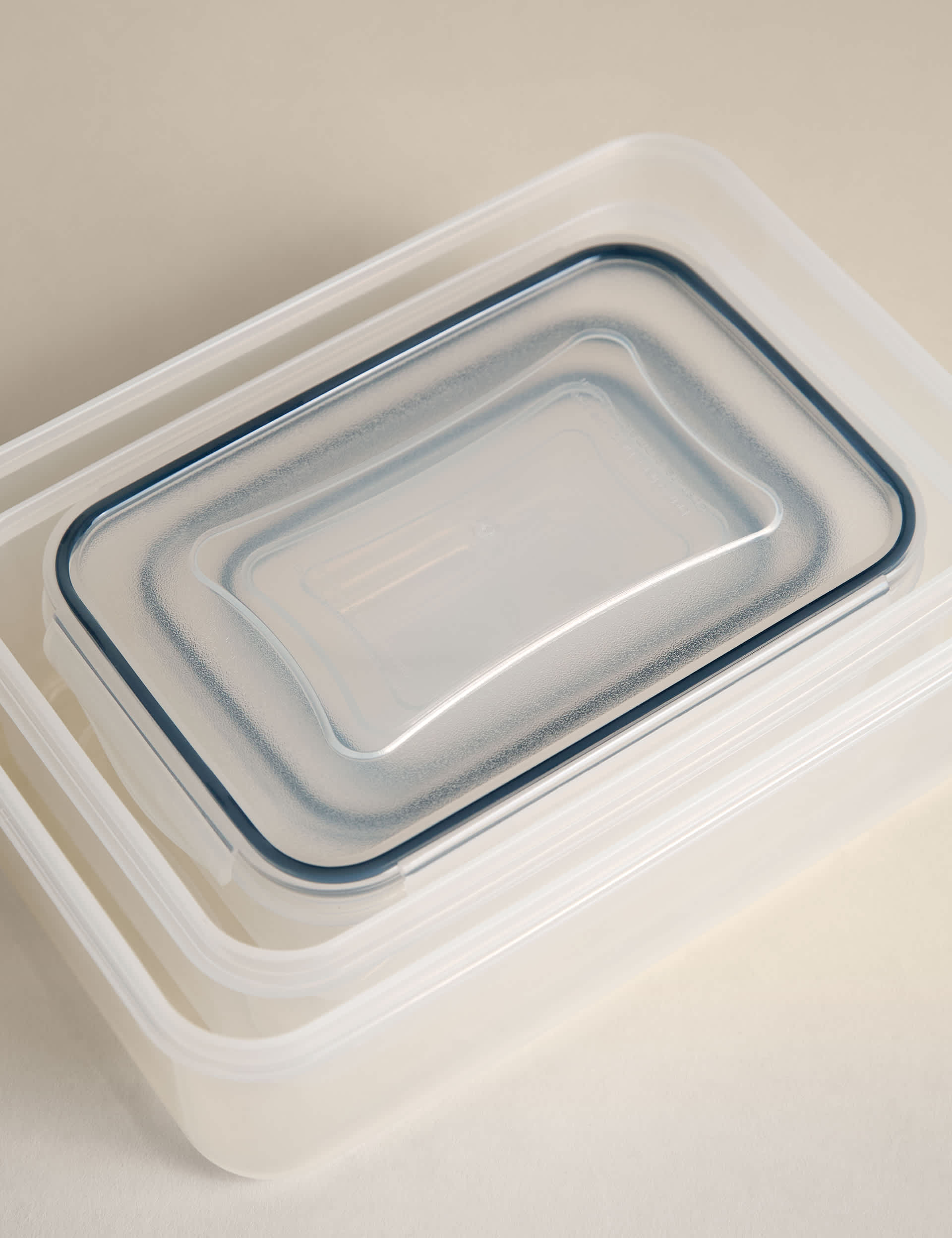 Set of 5 kitchen storage tubs with clip lids and various sizes (British brand)