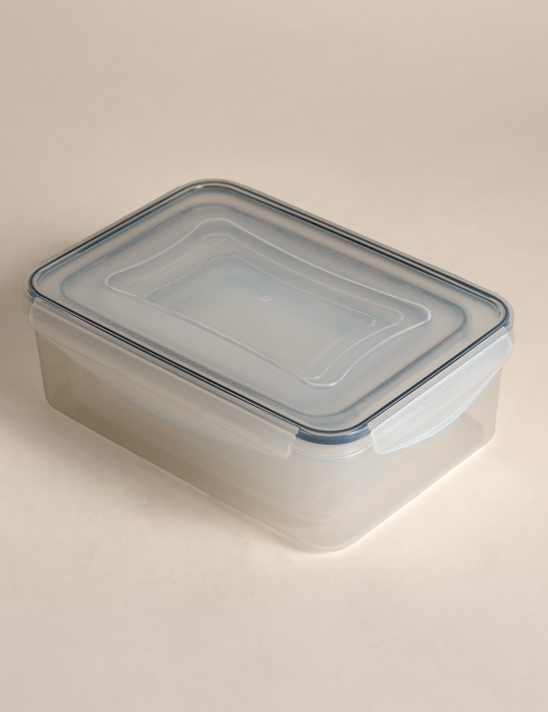 Set of 5 kitchen storage tubs with clip lids and various sizes (British brand)