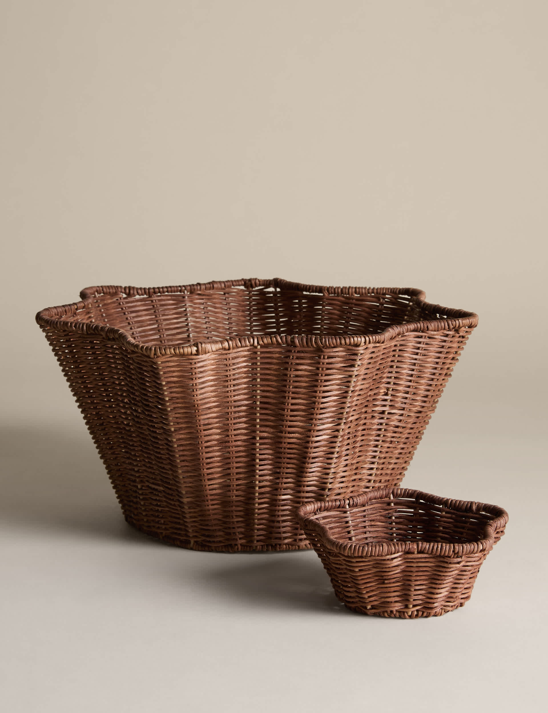 Small scalloped rattan trinket bowl 15cm, UK version