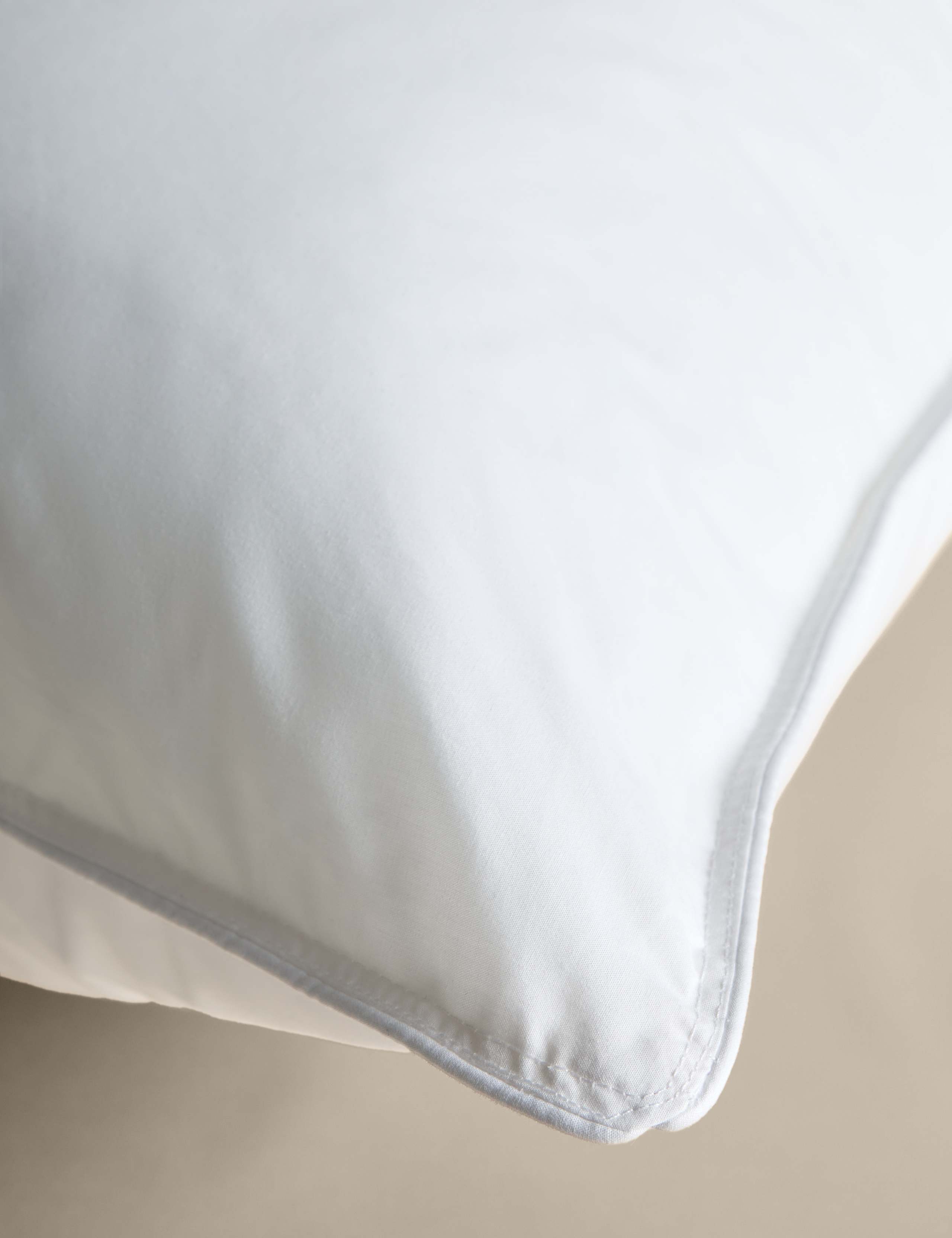 Supremely Washable kingsize firm pillow (British brand)