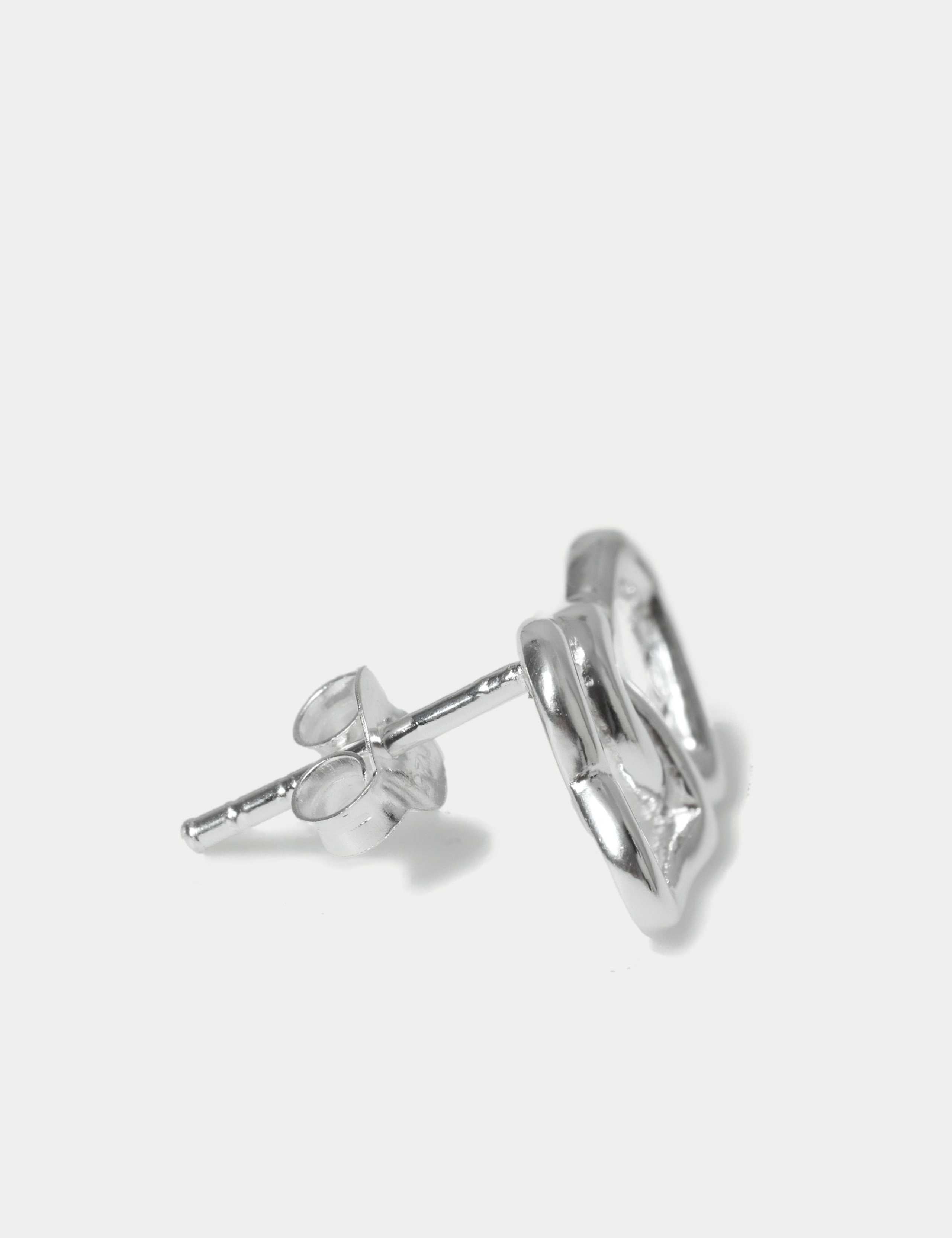 Boucles d'oreilles à clous en argent sterling en forme de cœur disponibles, version britannique