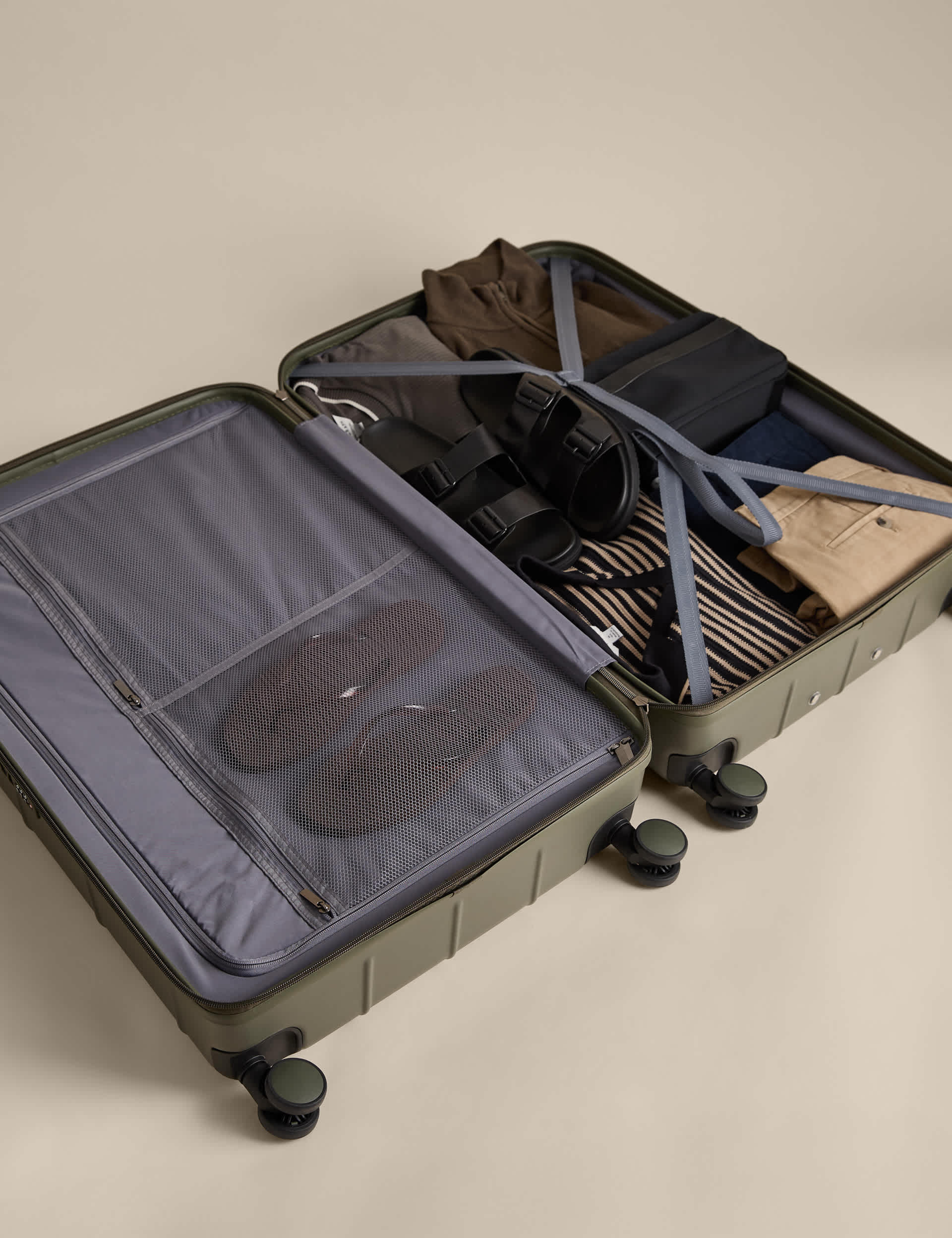Stockholm 4 wheel hard shell large suitcase - British product