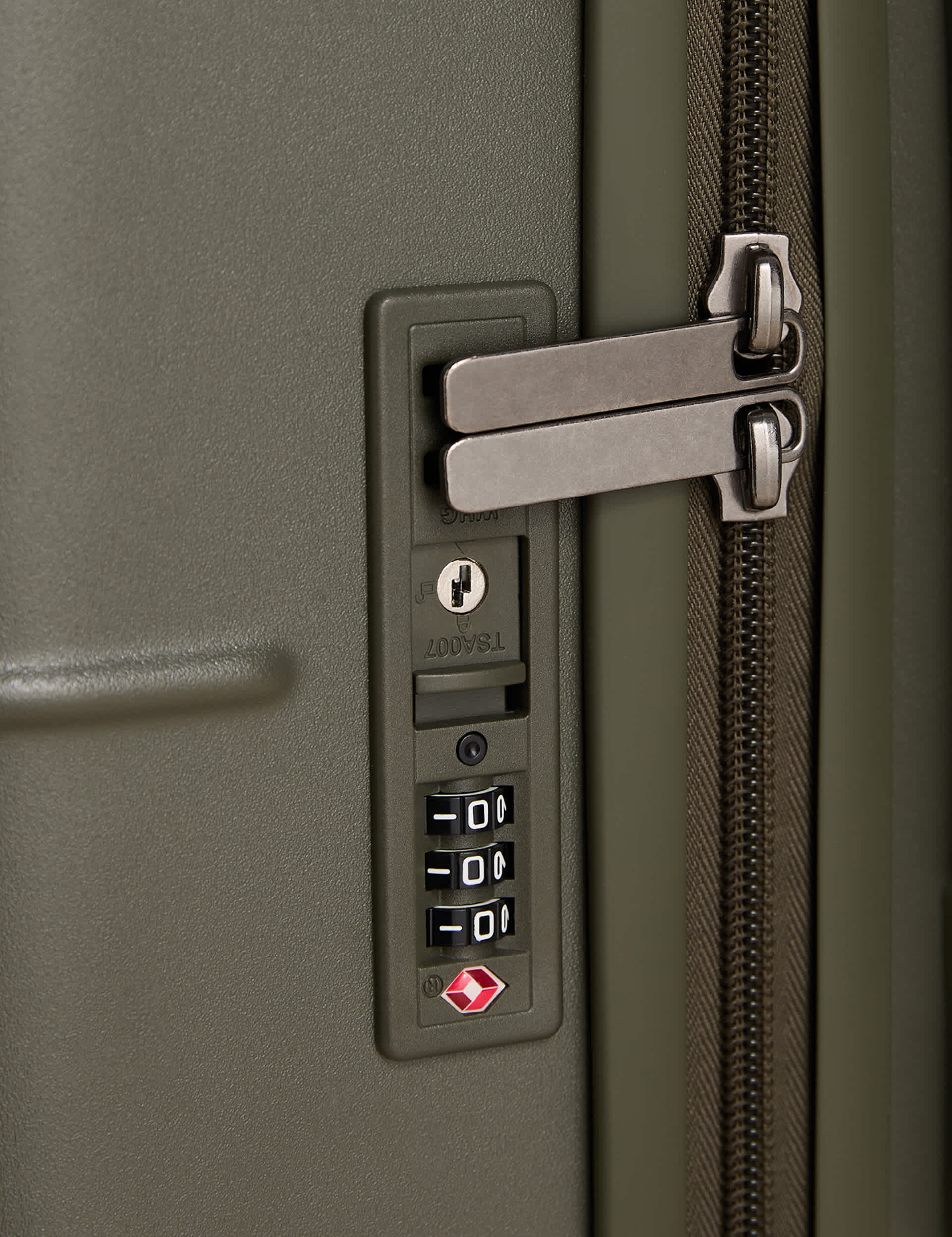 Stockholm 4 wheel hard shell medium suitcase - British product