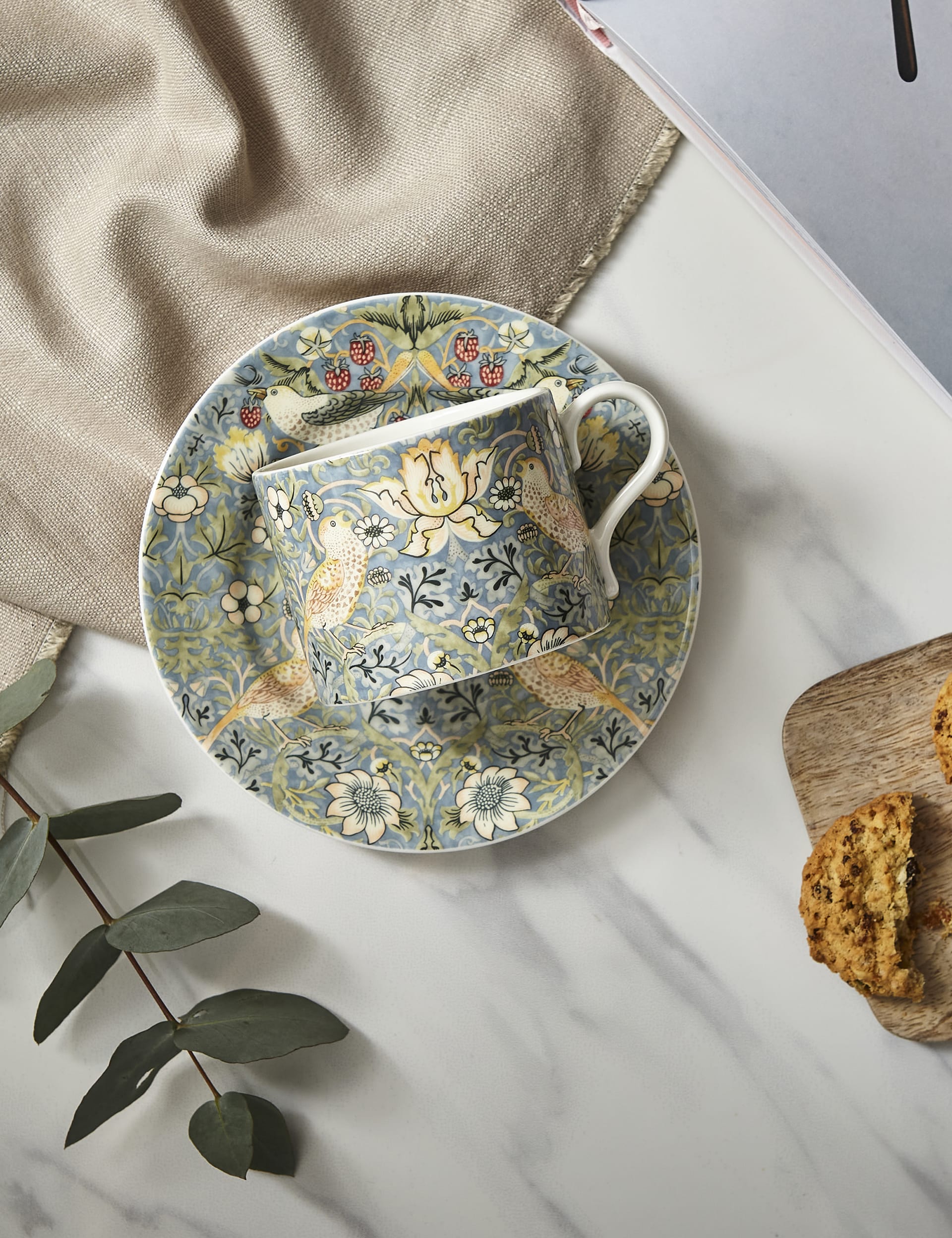 Morris & Co Strawberry Thief Tasse und Untertasse (britische Marke)