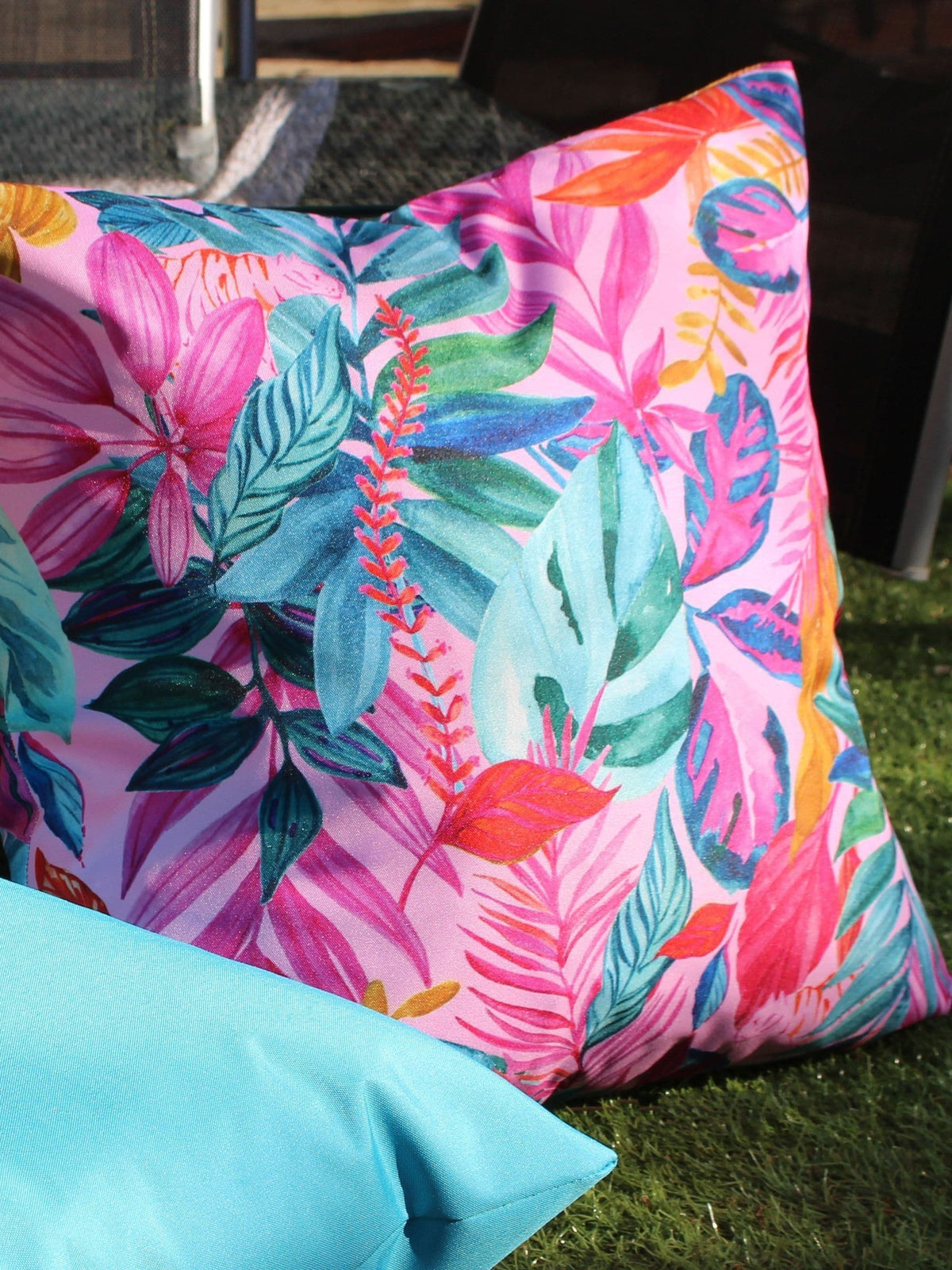 furn. Multi Psychadelic Jungle outdoor cushion 43cm, imported from the UK