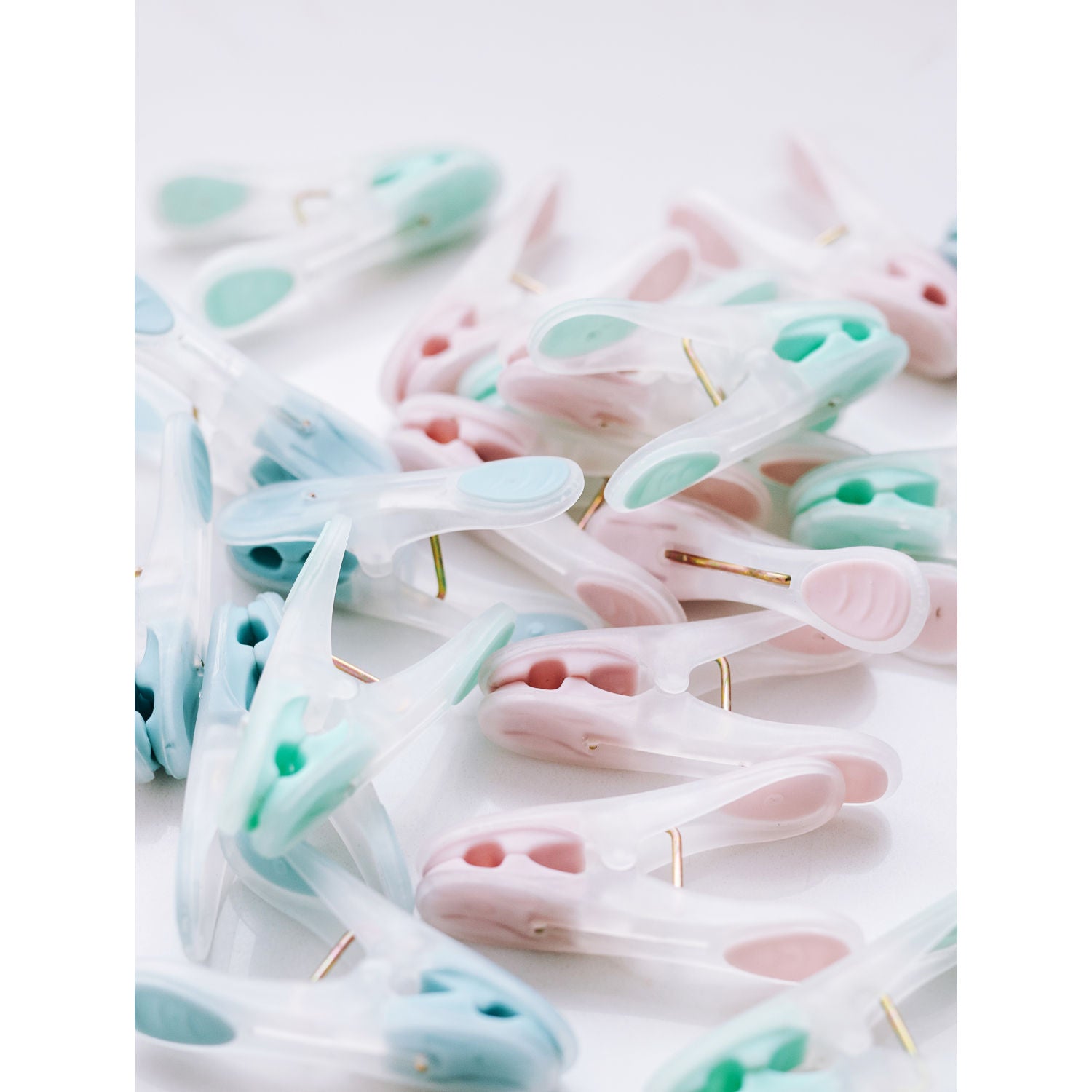 Addis soft grip pegs 24-pack mixed colours - British product