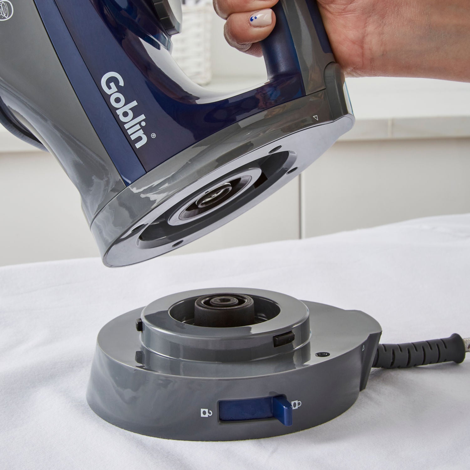 Goblin steam iron with ceramic soleplate, UK version
