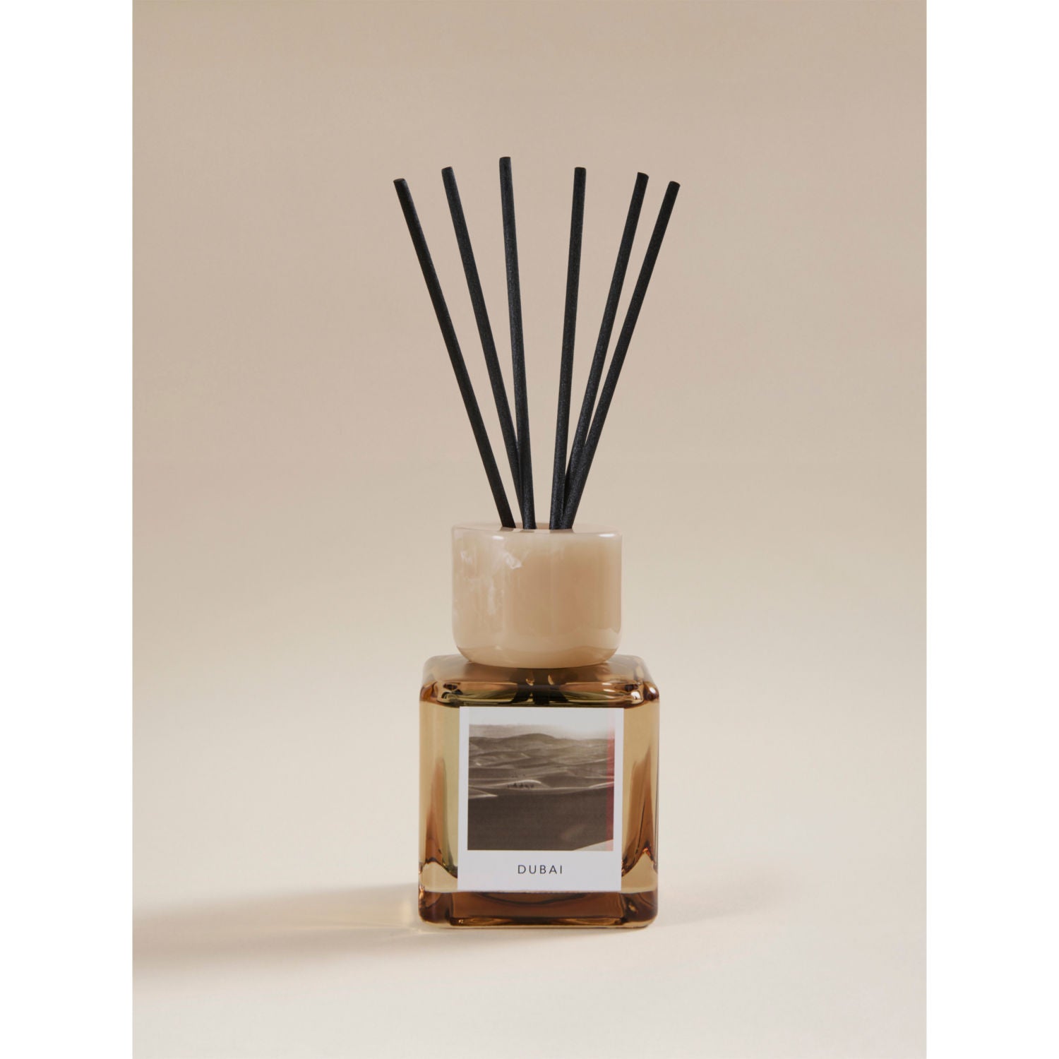 Dubai reed diffuser with raspberry and peppercorn scent, glass vessel - British product