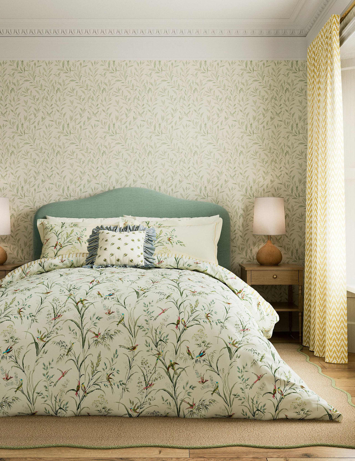 Tuileries frilly bedding set in 100% cotton, imported from the UK