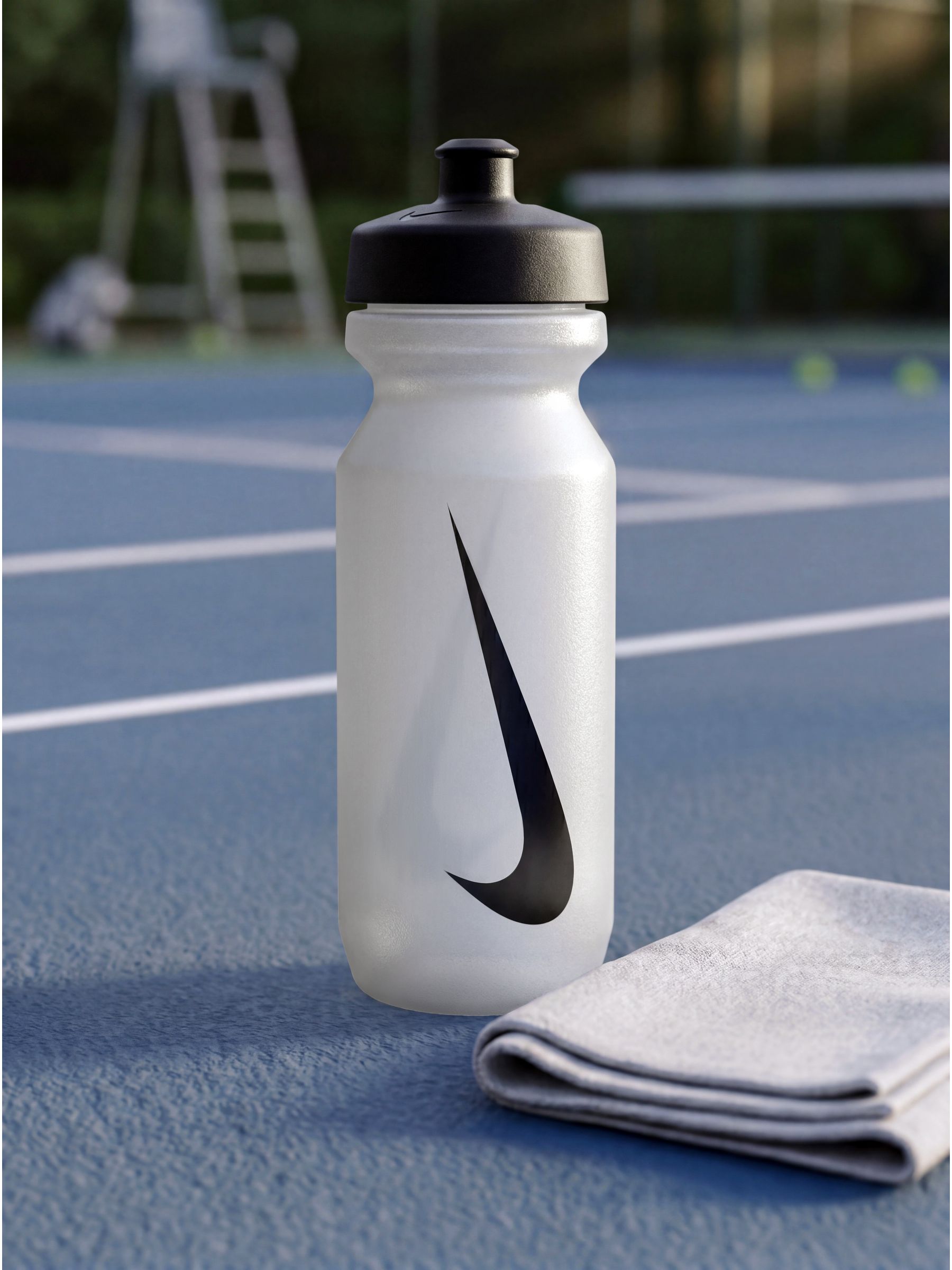 زجاجة مياه Nike بفم كبير أسود/أبيض 650 مل (علامة تجارية بريطانية)