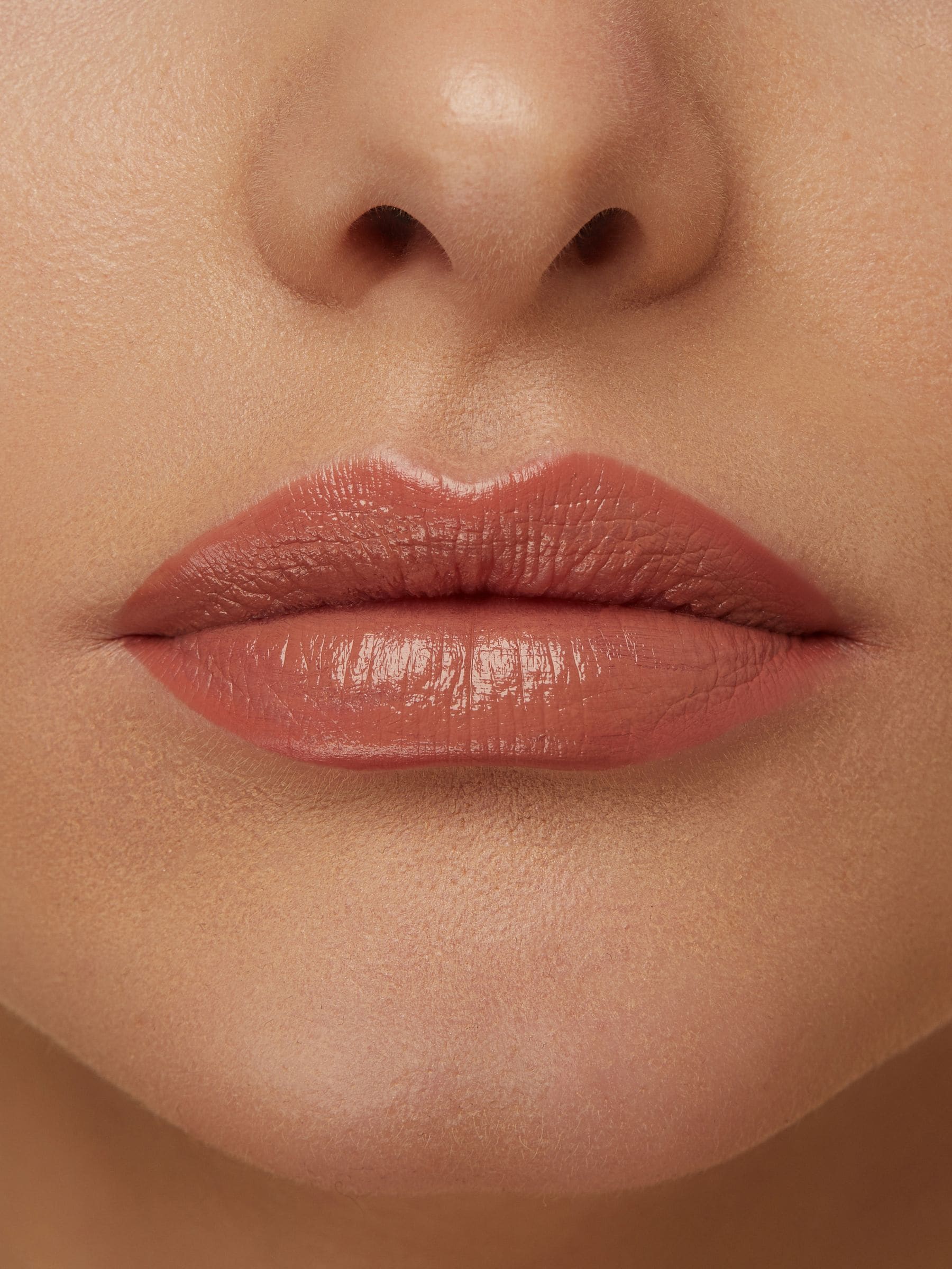 Set of 4 nude lip crayons with complementary shades (British brand)