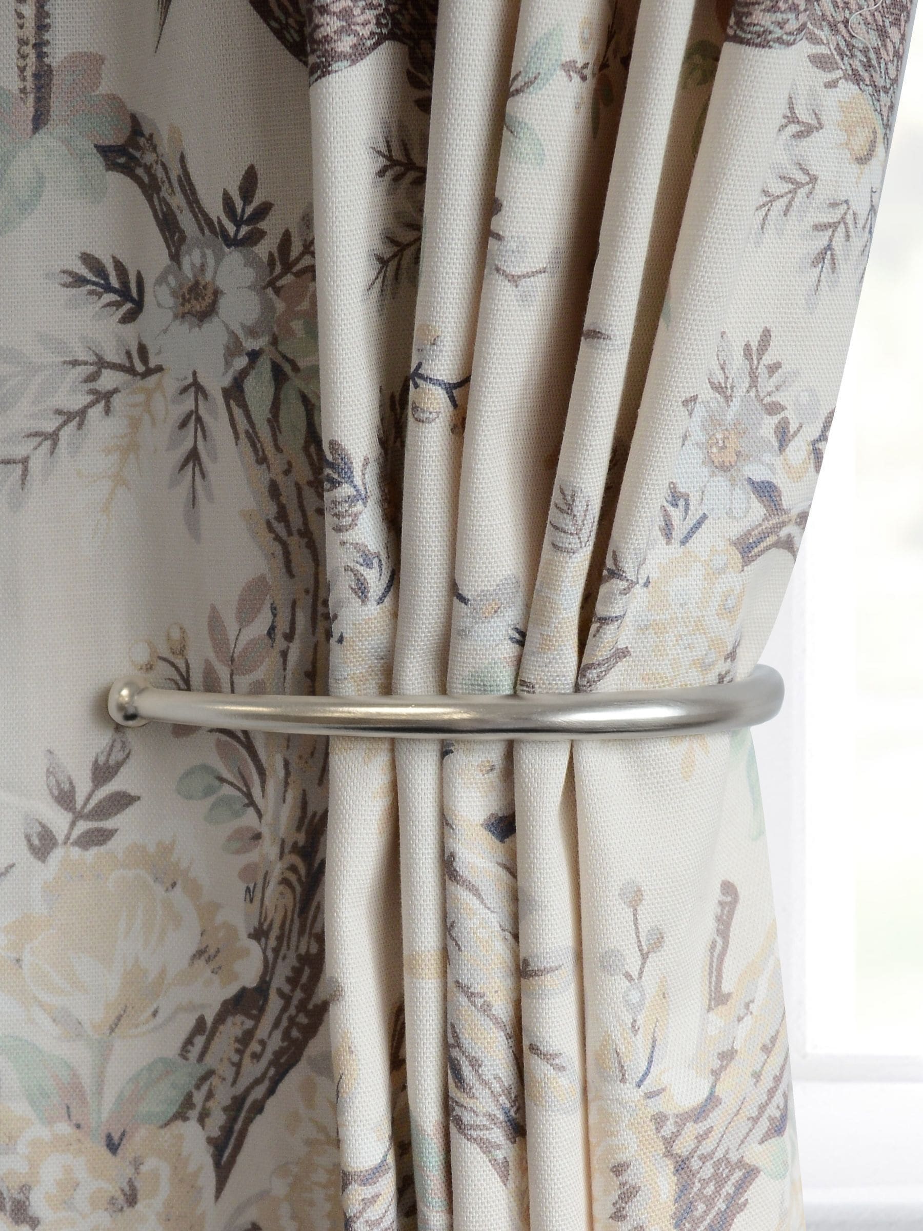 Laura Ashley kuleendebeslag for gardiner i matt nikkel - Britisk produkt