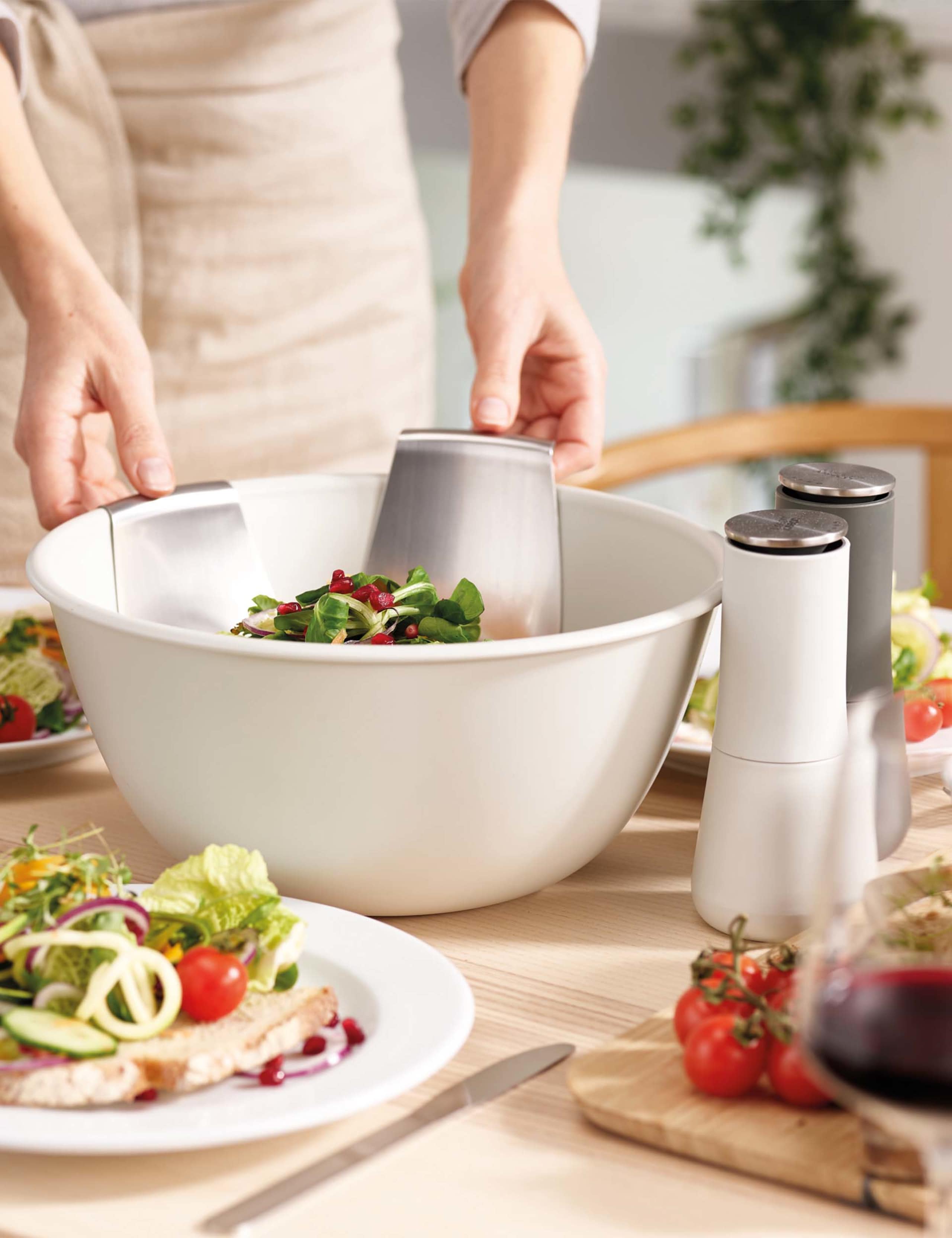 Joseph Joseph Uno salad bowl and mill set (British brand)