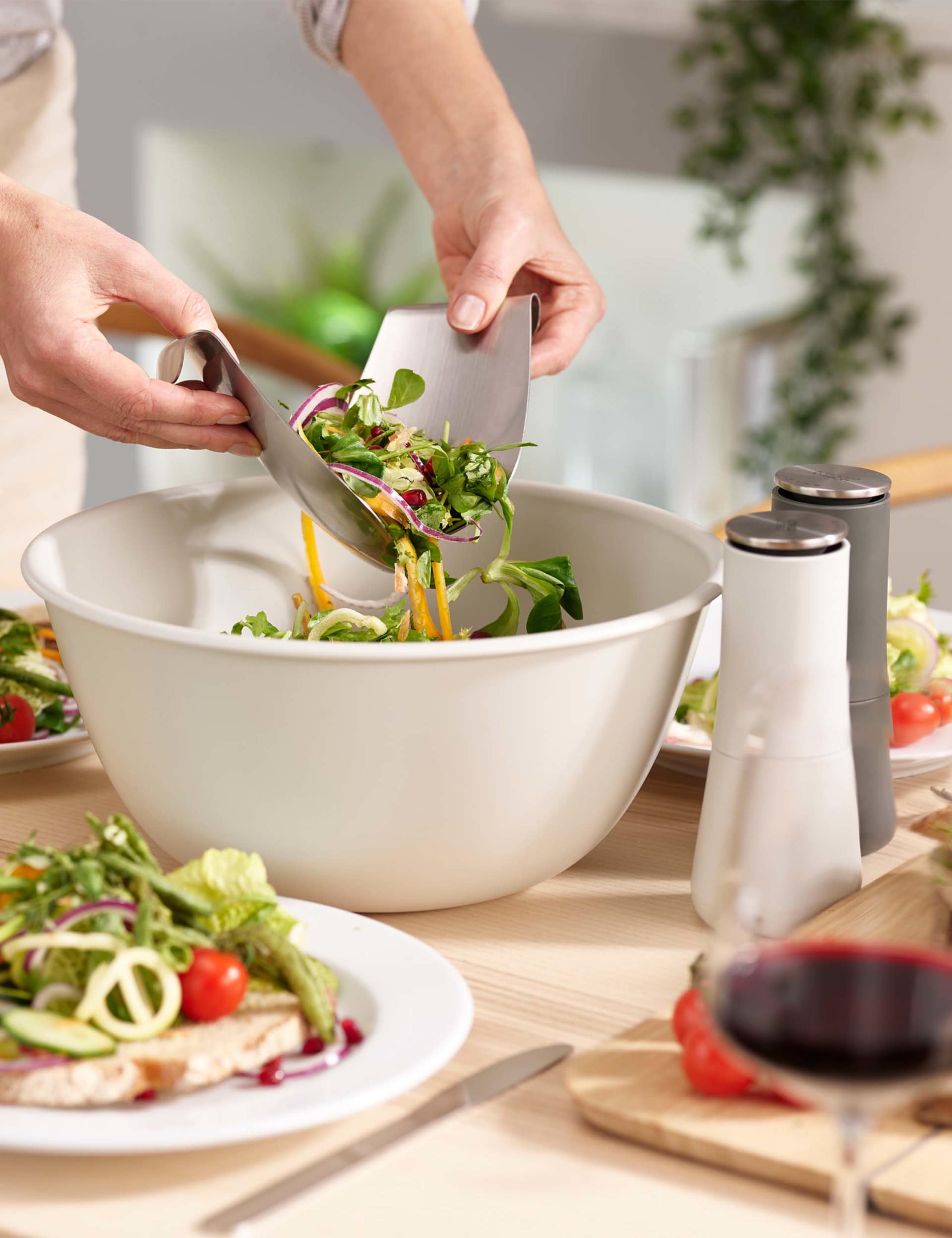 Joseph Joseph Uno salad bowl and mill set (British brand)