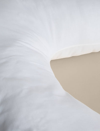 Oreiller moelleux moyen en V avec taie d'oreiller en coton amovible M&S - Acheter en ligne chez McGrocer