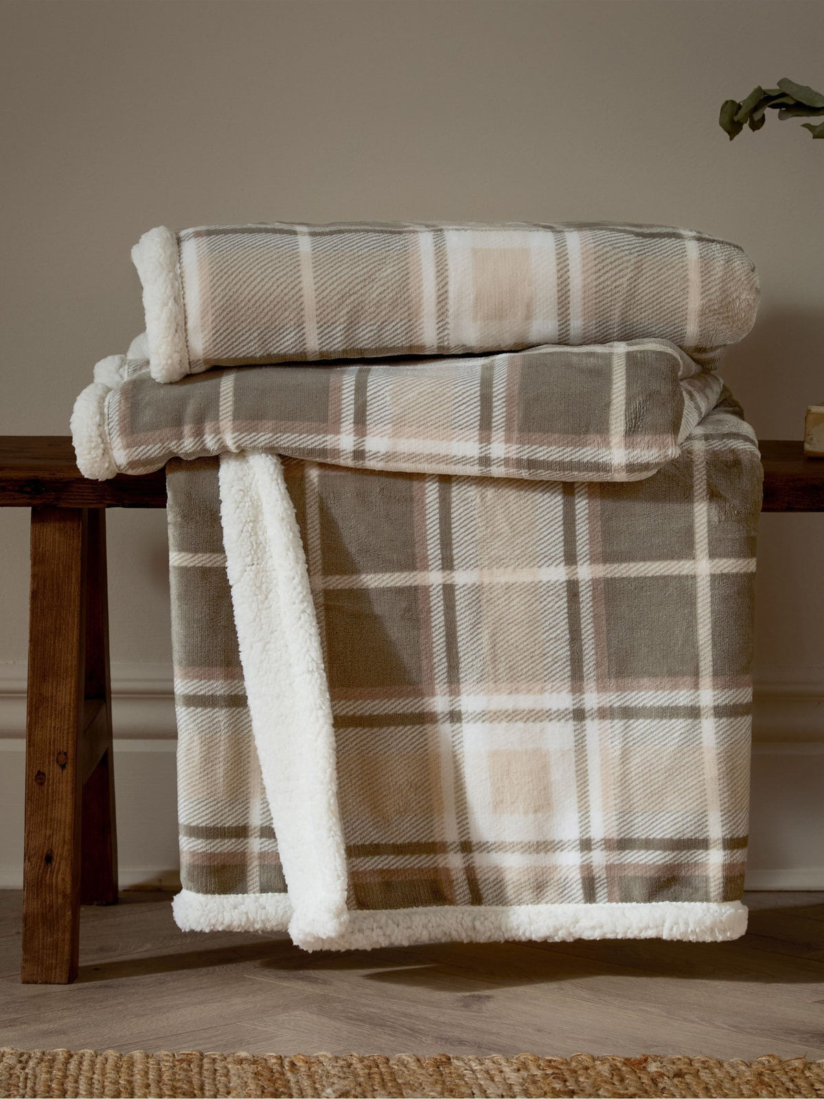 Wylder Grey/Natural Braemar Tartan Fleece Throw (British brand)