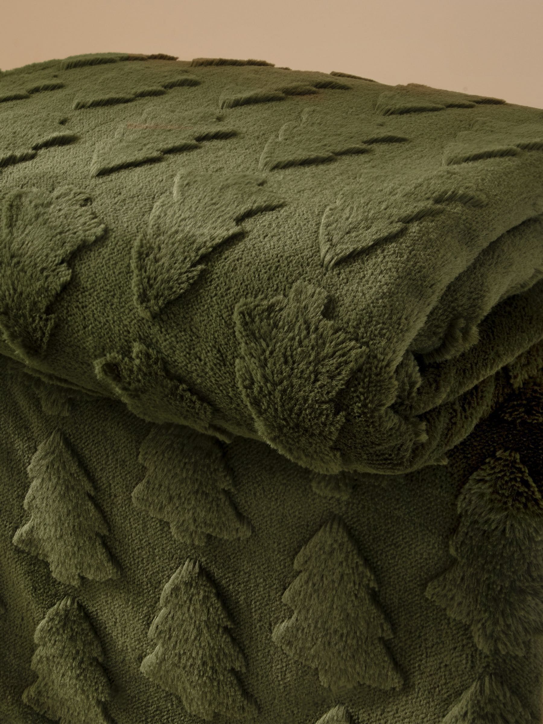 Furn Forest Green Pines faux fur throw 200x150cm, UK version